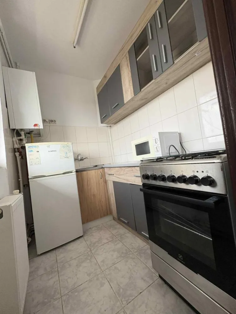 Unirii - 1 camera - balcon - Mentionati ID-ul proprietatii cand apelati: CP3208160
Contact ⓪⑦②⑥ ②②③ ⑧⑧⑥ Sebastian

Zap Imobiliare vă propune în exclusivitate spre închiriere un apartament cu o cameră, confortabil și primitor, situat în Târgu Mureș, în zona Unirii. Proprietatea se află într-o locație excelentă și foarte căutată, poziționată strategic chiar vizavi de Hotel Tempo, oferind acces rapid către punctele de interes majore din zonă.

Apartamentul este complet decomandat și a fost proaspăt renovat, fiind pregătit să își primească primii chiriași într-un ambient curat, modern și luminos. Datorită compartimentării inteligente, spațiul este optimizat excelent pentru un stil de viață dinamic.

Compartimentare și detalii tehnice:
-- Număr camere: 1 cameră generoasă
-- Suprafață utilă: 28 mp
-- Compartimentare: Complet decomandat
-- Regim de înălțime: Etajul 5

Avantaje locație și proximități:
-- Punct de reper: Vizavi de Hotel Tempo, o zonă foarte accesibilă și cunoscută
-- Facilități zonă: În imediata apropiere se găsesc stații de transport în comun, magazine comerciale, farmacii și zone de recreere

Opțiuni financiare:
-- Preț închiriere: 250 Euro / lună + garantie

Detalii comision:
-- La închiriere: Comisionul agenției este de 50% din valoarea primei chirii.

Acest anunț nu corespunde cerințelor tale? Sună la numărul afișat în anunț și unul dintre agenții noștri te va ajuda cu alte oferte personalizate în funcție de cerințele tale.

Contact ⓪⑦②⑥ ②②③ ⑧⑧⑥ Sebastian