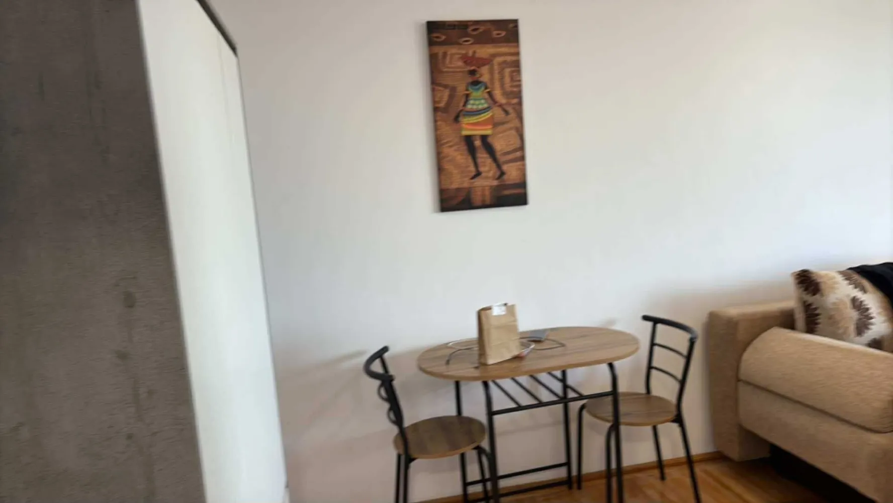 Unirii - 1 camera - balcon - Mentionati ID-ul proprietatii cand apelati: CP3208160
Contact ⓪⑦②⑥ ②②③ ⑧⑧⑥ Sebastian

Zap Imobiliare vă propune în exclusivitate spre închiriere un apartament cu o cameră, confortabil și primitor, situat în Târgu Mureș, în zona Unirii. Proprietatea se află într-o locație excelentă și foarte căutată, poziționată strategic chiar vizavi de Hotel Tempo, oferind acces rapid către punctele de interes majore din zonă.

Apartamentul este complet decomandat și a fost proaspăt renovat, fiind pregătit să își primească primii chiriași într-un ambient curat, modern și luminos. Datorită compartimentării inteligente, spațiul este optimizat excelent pentru un stil de viață dinamic.

Compartimentare și detalii tehnice:
-- Număr camere: 1 cameră generoasă
-- Suprafață utilă: 28 mp
-- Compartimentare: Complet decomandat
-- Regim de înălțime: Etajul 5

Avantaje locație și proximități:
-- Punct de reper: Vizavi de Hotel Tempo, o zonă foarte accesibilă și cunoscută
-- Facilități zonă: În imediata apropiere se găsesc stații de transport în comun, magazine comerciale, farmacii și zone de recreere

Opțiuni financiare:
-- Preț închiriere: 250 Euro / lună + garantie

Detalii comision:
-- La închiriere: Comisionul agenției este de 50% din valoarea primei chirii.

Acest anunț nu corespunde cerințelor tale? Sună la numărul afișat în anunț și unul dintre agenții noștri te va ajuda cu alte oferte personalizate în funcție de cerințele tale.

Contact ⓪⑦②⑥ ②②③ ⑧⑧⑥ Sebastian