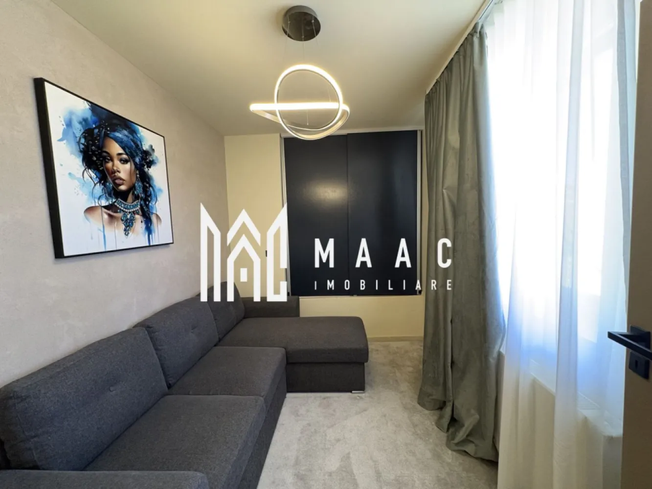 Apartament 2 camere I Regim hotelier I Centrul istoric i - MAAC Imobiliare vă propune spre vânzare un apartament situat în centrul istoric al Sibiului, pe Strada Tipografilor, într-una dintre cele mai apreciate și căutate zone ale orașului, atât de turiști, cât și de persoanele care își doresc să locuiască aproape de principalele atracții urbane. Poziționarea ultracentrală oferă acces rapid către zonele turistice emblematice ale Sibiului, restaurante, cafenele și multiple puncte de interes din inima orașului.

Proprietatea este amenajată cu bun gust și atenție la detalii, beneficiind de finisaje de calitate și mobilier modern, fiind complet mobilată și utilată. Atmosfera interioară este una elegantă și confortabilă, spațiul fiind optim organizat pentru a oferi funcționalitate și un ambient plăcut.

Compartimentarea apartamentului este practică și eficientă:
-2 camere
-bucătărie
-baie
-pivnita

Apartamentul funcționează în prezent în regim hotelier, aspect care îl transformă într-o oportunitate excelentă de investiție în centrul istoric al Sibiului, cu potențial de generare a veniturilor imediate pentru viitorul proprietar. Datorită poziției sale într-o zonă turistică intens vizitată, proprietatea este potrivită pentru exploatare în regim de închiriere pe termen scurt, dar poate reprezenta la fel de bine și o locuință ideală pentru cei care își doresc să trăiască în centrul vibrant al orașului.

Pentru mai multe detalii vă rugăm să menționați la telefon numărul CP2958508