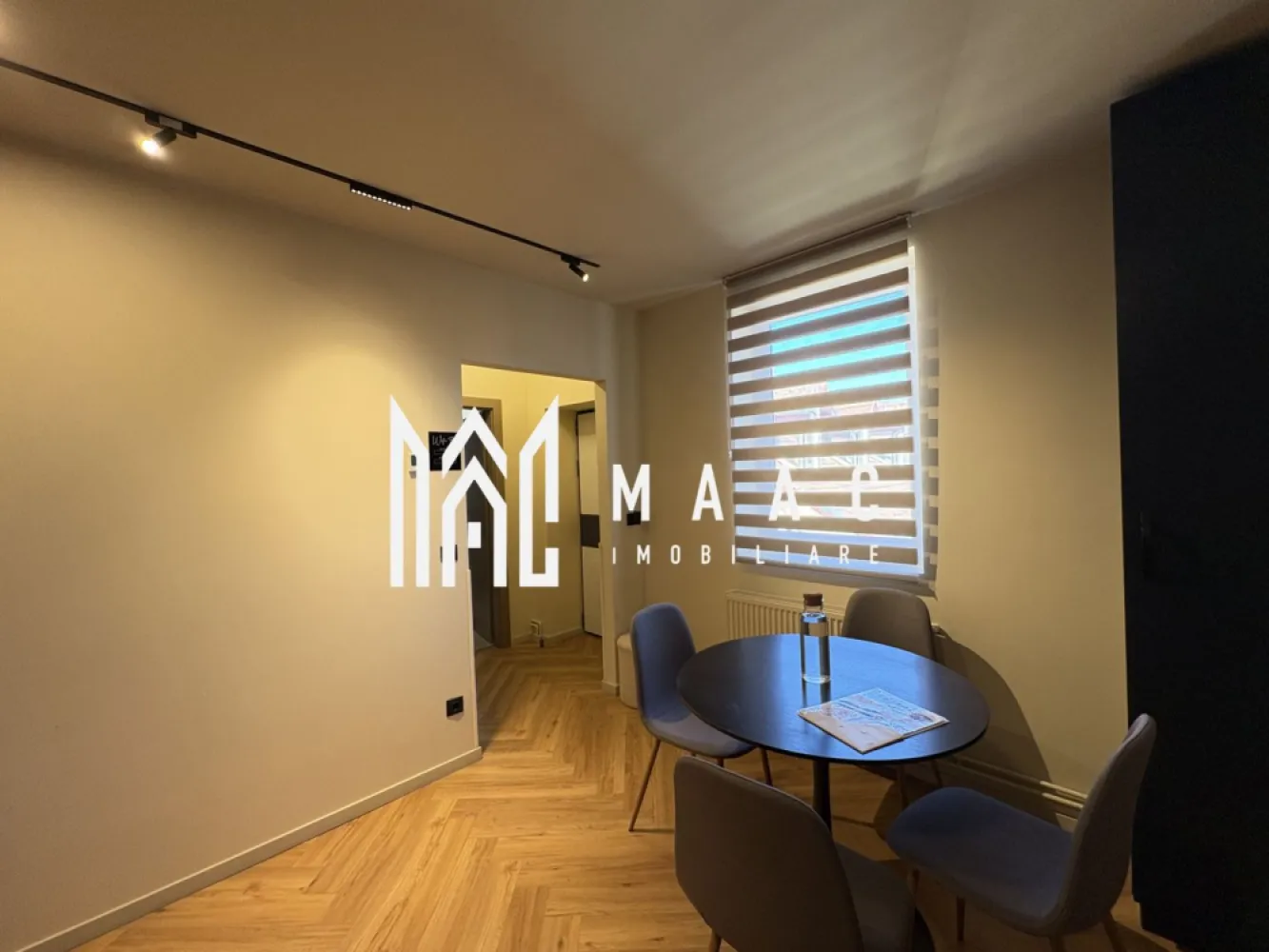Apartament 2 camere I Regim hotelier I Centrul istoric i - MAAC Imobiliare vă propune spre vânzare un apartament situat în centrul istoric al Sibiului, pe Strada Tipografilor, într-una dintre cele mai apreciate și căutate zone ale orașului, atât de turiști, cât și de persoanele care își doresc să locuiască aproape de principalele atracții urbane. Poziționarea ultracentrală oferă acces rapid către zonele turistice emblematice ale Sibiului, restaurante, cafenele și multiple puncte de interes din inima orașului.

Proprietatea este amenajată cu bun gust și atenție la detalii, beneficiind de finisaje de calitate și mobilier modern, fiind complet mobilată și utilată. Atmosfera interioară este una elegantă și confortabilă, spațiul fiind optim organizat pentru a oferi funcționalitate și un ambient plăcut.

Compartimentarea apartamentului este practică și eficientă:
-2 camere
-bucătărie
-baie
-pivnita

Apartamentul funcționează în prezent în regim hotelier, aspect care îl transformă într-o oportunitate excelentă de investiție în centrul istoric al Sibiului, cu potențial de generare a veniturilor imediate pentru viitorul proprietar. Datorită poziției sale într-o zonă turistică intens vizitată, proprietatea este potrivită pentru exploatare în regim de închiriere pe termen scurt, dar poate reprezenta la fel de bine și o locuință ideală pentru cei care își doresc să trăiască în centrul vibrant al orașului.

Pentru mai multe detalii vă rugăm să menționați la telefon numărul CP2958508