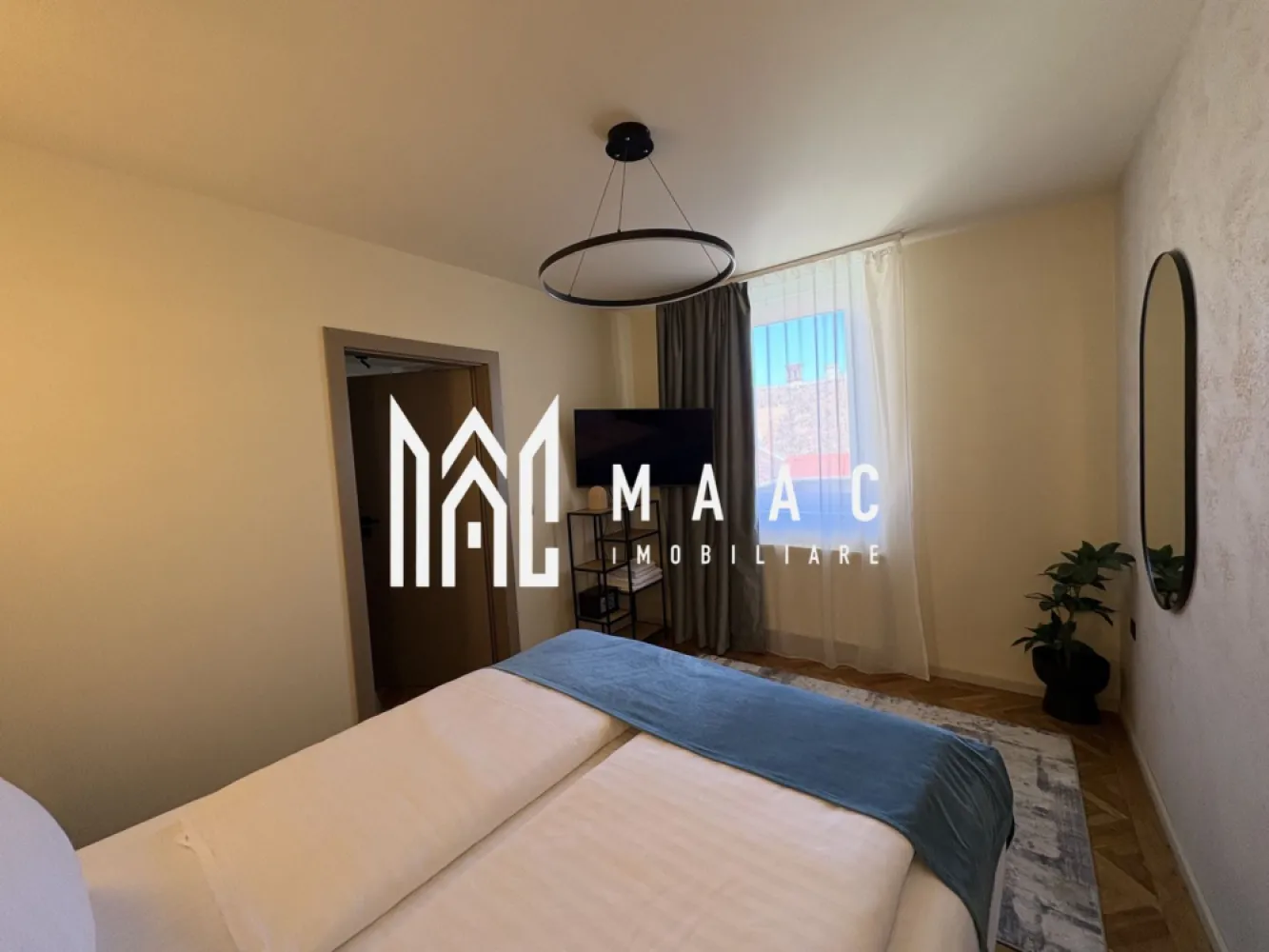 Apartament 2 camere I Regim hotelier I Centrul istoric i - MAAC Imobiliare vă propune spre vânzare un apartament situat în centrul istoric al Sibiului, pe Strada Tipografilor, într-una dintre cele mai apreciate și căutate zone ale orașului, atât de turiști, cât și de persoanele care își doresc să locuiască aproape de principalele atracții urbane. Poziționarea ultracentrală oferă acces rapid către zonele turistice emblematice ale Sibiului, restaurante, cafenele și multiple puncte de interes din inima orașului.

Proprietatea este amenajată cu bun gust și atenție la detalii, beneficiind de finisaje de calitate și mobilier modern, fiind complet mobilată și utilată. Atmosfera interioară este una elegantă și confortabilă, spațiul fiind optim organizat pentru a oferi funcționalitate și un ambient plăcut.

Compartimentarea apartamentului este practică și eficientă:
-2 camere
-bucătărie
-baie
-pivnita

Apartamentul funcționează în prezent în regim hotelier, aspect care îl transformă într-o oportunitate excelentă de investiție în centrul istoric al Sibiului, cu potențial de generare a veniturilor imediate pentru viitorul proprietar. Datorită poziției sale într-o zonă turistică intens vizitată, proprietatea este potrivită pentru exploatare în regim de închiriere pe termen scurt, dar poate reprezenta la fel de bine și o locuință ideală pentru cei care își doresc să trăiască în centrul vibrant al orașului.

Pentru mai multe detalii vă rugăm să menționați la telefon numărul CP2958508