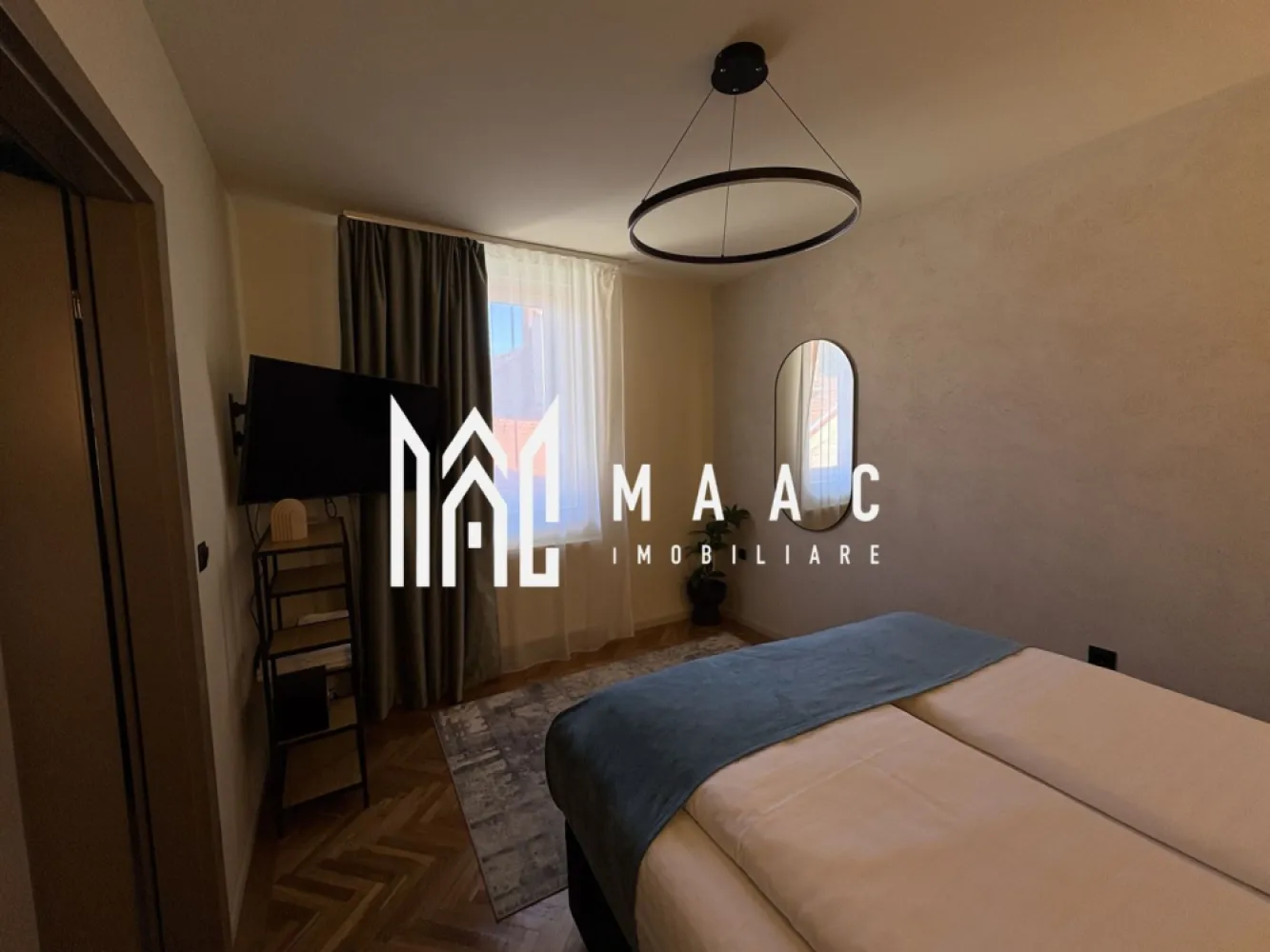 Apartament 2 camere I Regim hotelier I Centrul istoric i - MAAC Imobiliare vă propune spre vânzare un apartament situat în centrul istoric al Sibiului, pe Strada Tipografilor, într-una dintre cele mai apreciate și căutate zone ale orașului, atât de turiști, cât și de persoanele care își doresc să locuiască aproape de principalele atracții urbane. Poziționarea ultracentrală oferă acces rapid către zonele turistice emblematice ale Sibiului, restaurante, cafenele și multiple puncte de interes din inima orașului.

Proprietatea este amenajată cu bun gust și atenție la detalii, beneficiind de finisaje de calitate și mobilier modern, fiind complet mobilată și utilată. Atmosfera interioară este una elegantă și confortabilă, spațiul fiind optim organizat pentru a oferi funcționalitate și un ambient plăcut.

Compartimentarea apartamentului este practică și eficientă:
-2 camere
-bucătărie
-baie
-pivnita

Apartamentul funcționează în prezent în regim hotelier, aspect care îl transformă într-o oportunitate excelentă de investiție în centrul istoric al Sibiului, cu potențial de generare a veniturilor imediate pentru viitorul proprietar. Datorită poziției sale într-o zonă turistică intens vizitată, proprietatea este potrivită pentru exploatare în regim de închiriere pe termen scurt, dar poate reprezenta la fel de bine și o locuință ideală pentru cei care își doresc să trăiască în centrul vibrant al orașului.

Pentru mai multe detalii vă rugăm să menționați la telefon numărul CP2958508