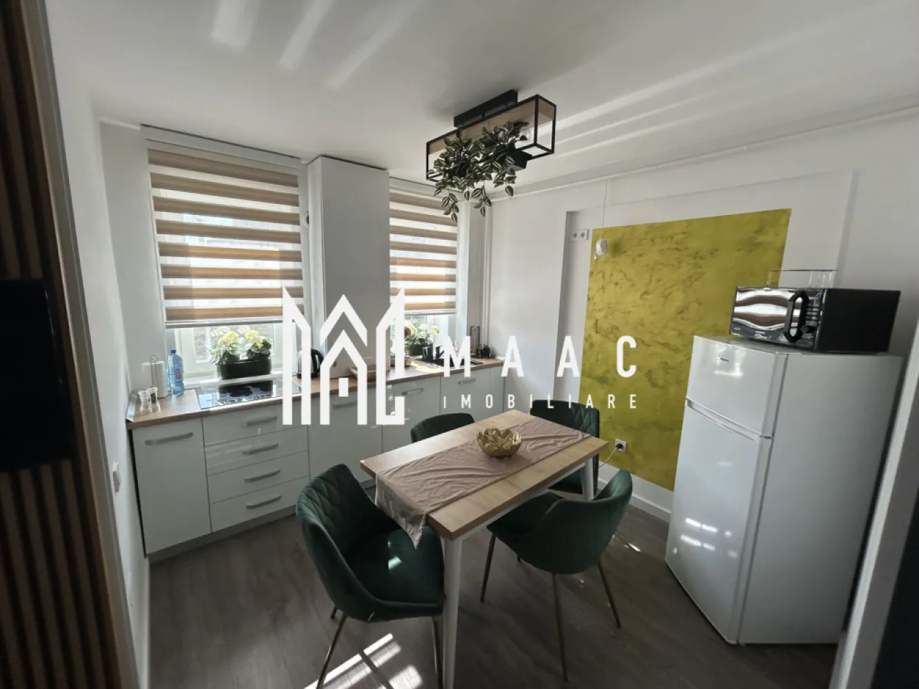 Apartament 3 camere | 71,8 mp utili | 2 terase | Etaj 1 | Parcare | LUX - MAAC Imobiliare vă propune spre vânzare un apartament modern cu 3 camere, amenajat la standarde premium, ideal atât pentru investiție în regim hotelier, cât și pentru închiriere pe termen lung sau locuință personală.

Imobilul este amplasat într-un bloc construit în anul 2021, prevăzut cu lift modern și o casă a scării elegantă și bine întreținută, oferind un mediu plăcut și un nivel ridicat de confort.

Apartamentul dispune de o suprafață utilă de 71,8 mp, completată de două terase generoase, fiind compartimentat eficient după cum urmează:
• 2 dormitoare matrimoniale
• living open-space cu bucătărie (cu posibilitate de delimitare)
• 2 băi spațioase
• 2 terase ample, ideale pentru relaxare

Locuința se vinde complet mobilată și utilată, într-un stil modern, fiind gândită pentru a oferi confort maxim și funcționalitate, cu numeroase spații de depozitare.

Dotări și avantaje:
• încălzire în pardoseală
• centrală termică proprie
• aer condiționat
• bucătărie complet echipată (plită electrică, frigider și electrocasnice)
• televizoare în fiecare cameră
• mobilier modern, de calitate superioară
• loc de parcare inclus

Apartamentul se prezintă în stare impecabilă, fiecare detaliu fiind atent ales pentru a crea un spațiu elegant, confortabil și funcțional.

Proprietatea reprezintă o oportunitate excelentă de investiție, fiind potrivită atât pentru exploatare în regim hotelier, cât și pentru închiriere pe termen lung sau locuință personală.

Bonus: Primele apartamente achiziționate beneficiază de spațiu de depozitare la subsol, ideal pentru obiecte personale sau sezoniere.

Această proprietate se adresează persoanelor care apreciază calitatea, confortul și un stil de viață modern și rafinat.

Pentru mai multe informații sau pentru programarea unei vizionări, vă rugăm să ne contactați și să specificați ID: CP2955540