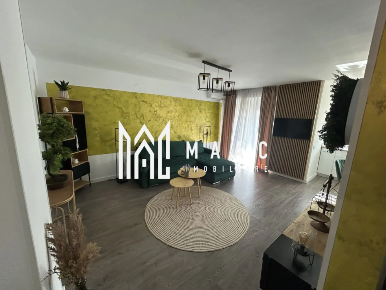 Apartament 3 camere | 71,8 mp utili | 2 terase | Etaj 1 | Parcare | LUX - MAAC Imobiliare vă propune spre vânzare un apartament modern cu 3 camere, amenajat la standarde premium, ideal atât pentru investiție în regim hotelier, cât și pentru închiriere pe termen lung sau locuință personală.

Imobilul este amplasat într-un bloc construit în anul 2021, prevăzut cu lift modern și o casă a scării elegantă și bine întreținută, oferind un mediu plăcut și un nivel ridicat de confort.

Apartamentul dispune de o suprafață utilă de 71,8 mp, completată de două terase generoase, fiind compartimentat eficient după cum urmează:
• 2 dormitoare matrimoniale
• living open-space cu bucătărie (cu posibilitate de delimitare)
• 2 băi spațioase
• 2 terase ample, ideale pentru relaxare

Locuința se vinde complet mobilată și utilată, într-un stil modern, fiind gândită pentru a oferi confort maxim și funcționalitate, cu numeroase spații de depozitare.

Dotări și avantaje:
• încălzire în pardoseală
• centrală termică proprie
• aer condiționat
• bucătărie complet echipată (plită electrică, frigider și electrocasnice)
• televizoare în fiecare cameră
• mobilier modern, de calitate superioară
• loc de parcare inclus

Apartamentul se prezintă în stare impecabilă, fiecare detaliu fiind atent ales pentru a crea un spațiu elegant, confortabil și funcțional.

Proprietatea reprezintă o oportunitate excelentă de investiție, fiind potrivită atât pentru exploatare în regim hotelier, cât și pentru închiriere pe termen lung sau locuință personală.

Bonus: Primele apartamente achiziționate beneficiază de spațiu de depozitare la subsol, ideal pentru obiecte personale sau sezoniere.

Această proprietate se adresează persoanelor care apreciază calitatea, confortul și un stil de viață modern și rafinat.

Pentru mai multe informații sau pentru programarea unei vizionări, vă rugăm să ne contactați și să specificați ID: CP2955540