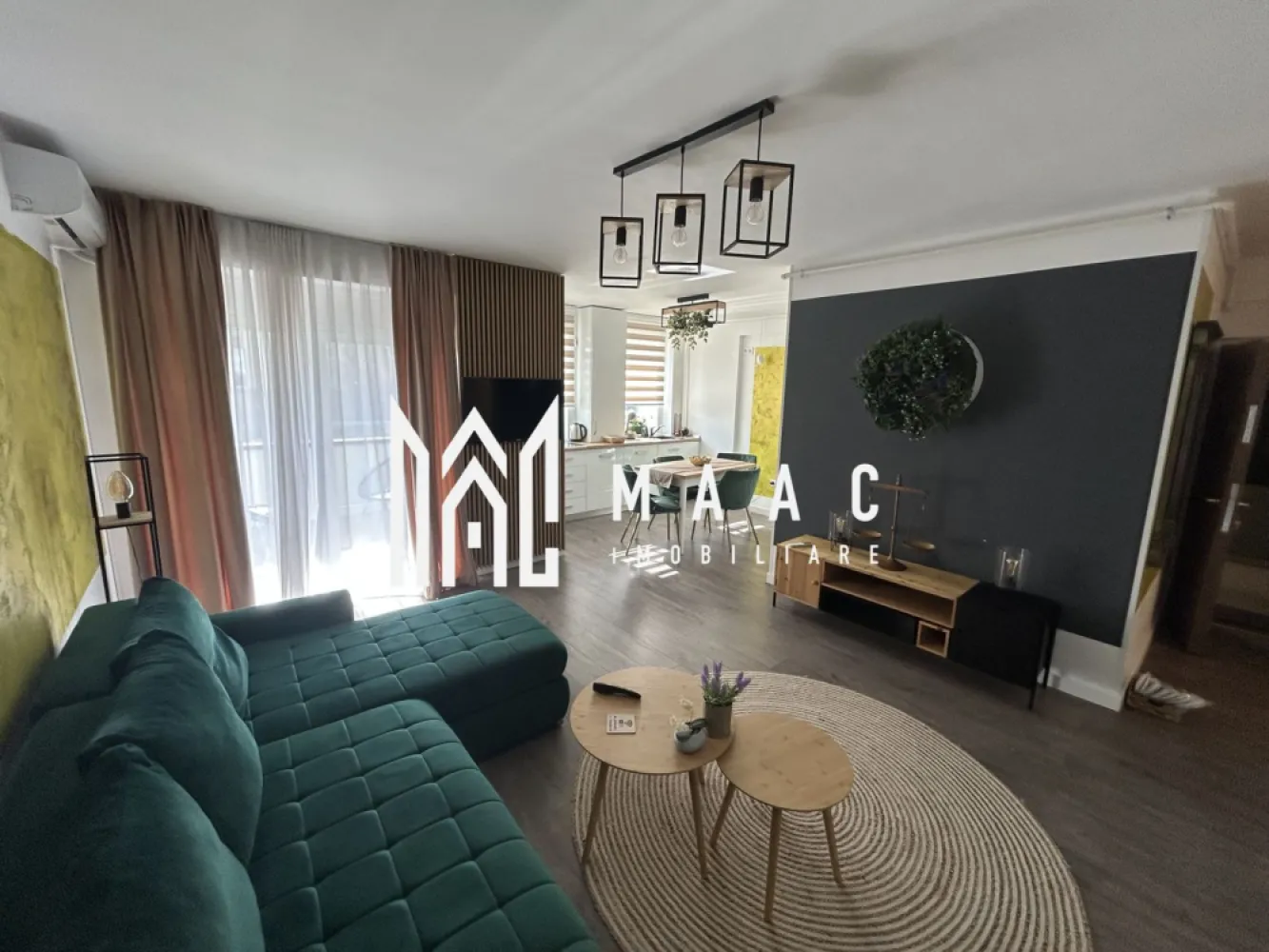 Apartament 3 camere | 71,8 mp utili | 2 terase | Etaj 1 | Parcare | LUX - MAAC Imobiliare vă propune spre vânzare un apartament modern cu 3 camere, amenajat la standarde premium, ideal atât pentru investiție în regim hotelier, cât și pentru închiriere pe termen lung sau locuință personală.

Imobilul este amplasat într-un bloc construit în anul 2021, prevăzut cu lift modern și o casă a scării elegantă și bine întreținută, oferind un mediu plăcut și un nivel ridicat de confort.

Apartamentul dispune de o suprafață utilă de 71,8 mp, completată de două terase generoase, fiind compartimentat eficient după cum urmează:
• 2 dormitoare matrimoniale
• living open-space cu bucătărie (cu posibilitate de delimitare)
• 2 băi spațioase
• 2 terase ample, ideale pentru relaxare

Locuința se vinde complet mobilată și utilată, într-un stil modern, fiind gândită pentru a oferi confort maxim și funcționalitate, cu numeroase spații de depozitare.

Dotări și avantaje:
• încălzire în pardoseală
• centrală termică proprie
• aer condiționat
• bucătărie complet echipată (plită electrică, frigider și electrocasnice)
• televizoare în fiecare cameră
• mobilier modern, de calitate superioară
• loc de parcare inclus

Apartamentul se prezintă în stare impecabilă, fiecare detaliu fiind atent ales pentru a crea un spațiu elegant, confortabil și funcțional.

Proprietatea reprezintă o oportunitate excelentă de investiție, fiind potrivită atât pentru exploatare în regim hotelier, cât și pentru închiriere pe termen lung sau locuință personală.

Bonus: Primele apartamente achiziționate beneficiază de spațiu de depozitare la subsol, ideal pentru obiecte personale sau sezoniere.

Această proprietate se adresează persoanelor care apreciază calitatea, confortul și un stil de viață modern și rafinat.

Pentru mai multe informații sau pentru programarea unei vizionări, vă rugăm să ne contactați și să specificați ID: CP2955540