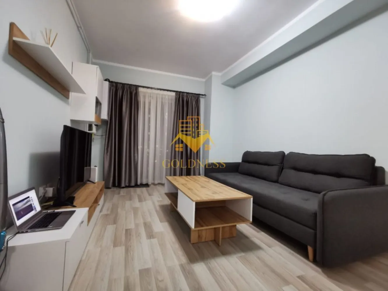 3 camere, modern, parcare, bloc nou, Marasti zona Fabricii, Clujana - GOLDNESS Imobiliare vă propune spre închiriere un apartament cu 3 camere complet mobilat și utilat, la etajul 8 într-un imobil de 9 etaje, în cartierul Marasti. 

Apartamentul este compartimentat astfel:
 - dormitor cu pat matrimonial, dulap pentru haine, noptiere

 - dormitor cu pat matrimonial, dressing, noptiere

 - living cu bucatarie open-space complet utilată, canapea extensibilă, loc de servit masa 

 - baie cu cada, calorifer port prosop inox și dulap pentru depozitare.

 - baie de serviciu

 - terasa de 10 mp.

Imobilul este dotat cu toate cele necesare- centrală proprie, mașină de spălat haine, frigider, plită electrică, hotă, etc. 

Se află în apropierea stațiilor de transport în comun, magazine, restaurante, spații verzi, farmacii, etc. 

Se poate inchiria parcare cu 50e !

Dacă sunteți interesați de acest apartament și doriți să îl vizionați, dar și pentru alte oferte sau detalii nu ezitați să ne contactați telefonic sau prin e-mail. Vă stăm la dispoziție!

Pentru intermediere se percepe un comision de 50% din prețul chiriei!