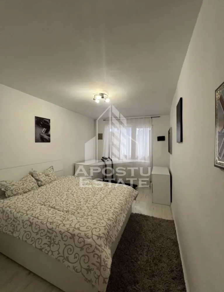 Apartament cu 3 camere ,zona Centrala - Apostu Estate va oferă spre vânzare apartament cu 3 camere ,poziție excelentă,zona centrală .
Confort: 1
Suprafață: 63.79 mp utili (72.12 mp suprafață totală, incluzând cele 2 balcoane închise)
Etaj: 9 din 10 (bloc cu lift schimbat recent)

Fiind poziționat la etajul 9, apartamentul oferă o priveliște panoramică superbă pe ambele părți ale imobilului. Apartamentul este semidecomandat:
- bucatarie separata mare cu spatiu de luat masa
- living luminos
- ,2 dormitoare separate
- 2 balcoane zidite lateral si inchise cu termopan
- baie renovata complet.
Se vinde complet mobilat și utilat (gata de mutare sau ideal pentru investiție/închiriere).
Gresie porțelanată cu plăci mari în zonele de bucătărie/hol și parchet laminat elegant în living și dormitoare.
Geamuri termopan și rulouri de aluminiu (asigură confort termic și fonic excelent).
Instalații sanitare complet refăcute, sistem de aer condiționat și centrală termică proprie.
Scară de bloc monitorizată video, cu vecini liniștiți și cheltuieli de întreținere mici.

Amplasarea pe vă oferă avantajul de a ajunge pe jos la toate punctele de interes majore din oraș:
Iulius Town & Centrul Istoric: la doar 10-15 minute de mers pe jos.
Supermarketuri în vecinătatea imediată: Kaufland, Lidl, Profi și Mega Image.
Facilități urbane: Școli generale, grădinițe, parcuri pentru copii, terenuri de sport și unități medicale.
Acte la zi, liber de sarcini,disponibil imediat.
Plată: Se acceptă orice modalitate de plată.
 Cu mai multe informații vă stăm la dispoziție telefonic,vă așteptăm cu drag la o vizionare!
