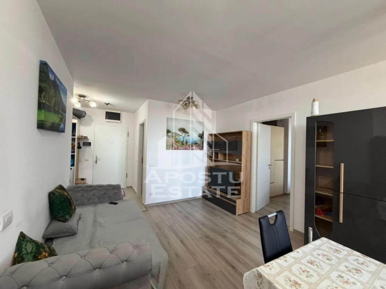 Apartament cu 3 camere de inchiriat, Timisoara, zona Take Ionescu - Agentia imobiliara APOSTU ESTATE va propune spre inchiriere un apartament cu 3 camere, spatios si luminos, situat in zona Take Ionescu, o zona linistita si bine pozitionata din Timisoara, potrivit pentru cupluri sau studenti care isi doresc o locuinta unde sa se simta confortabil si cu acces facil catre scoli, statii de autobuz, supermarketuri , magazine de zona, parcuri.

Suprafata utila: 69 mp
Compartimentare eficienta:
-Hol de acces generos
-Bucatarie complet mobilata si utilata, cu loc de luat masa
-Living luminos si spatios
-Doua dormitoare mobilate
-Doua bai, una cu cada, una cu dus 

Confort si facilitati:
-Incalzirea apartamentului: centrala proprie
-Apartamentul este complet mobilat si utilat
-Nu se accepta animale de companie de catre proprietar

Localizare:
-Timis,Timisoara, zona Take Ionescu – acces facil spre magazine, supermarketul Lidl, scoli, parcuri si mijloace de transport in comun.

Ideal pentru:
-Cupluri
-Studenti

Disponibilitate: imediata 
Pret chirie lunara: 800 Euro 
Programeaza o vizionare pentru a-ti putea imagina viitorul aici!
ID intern: CP3208116