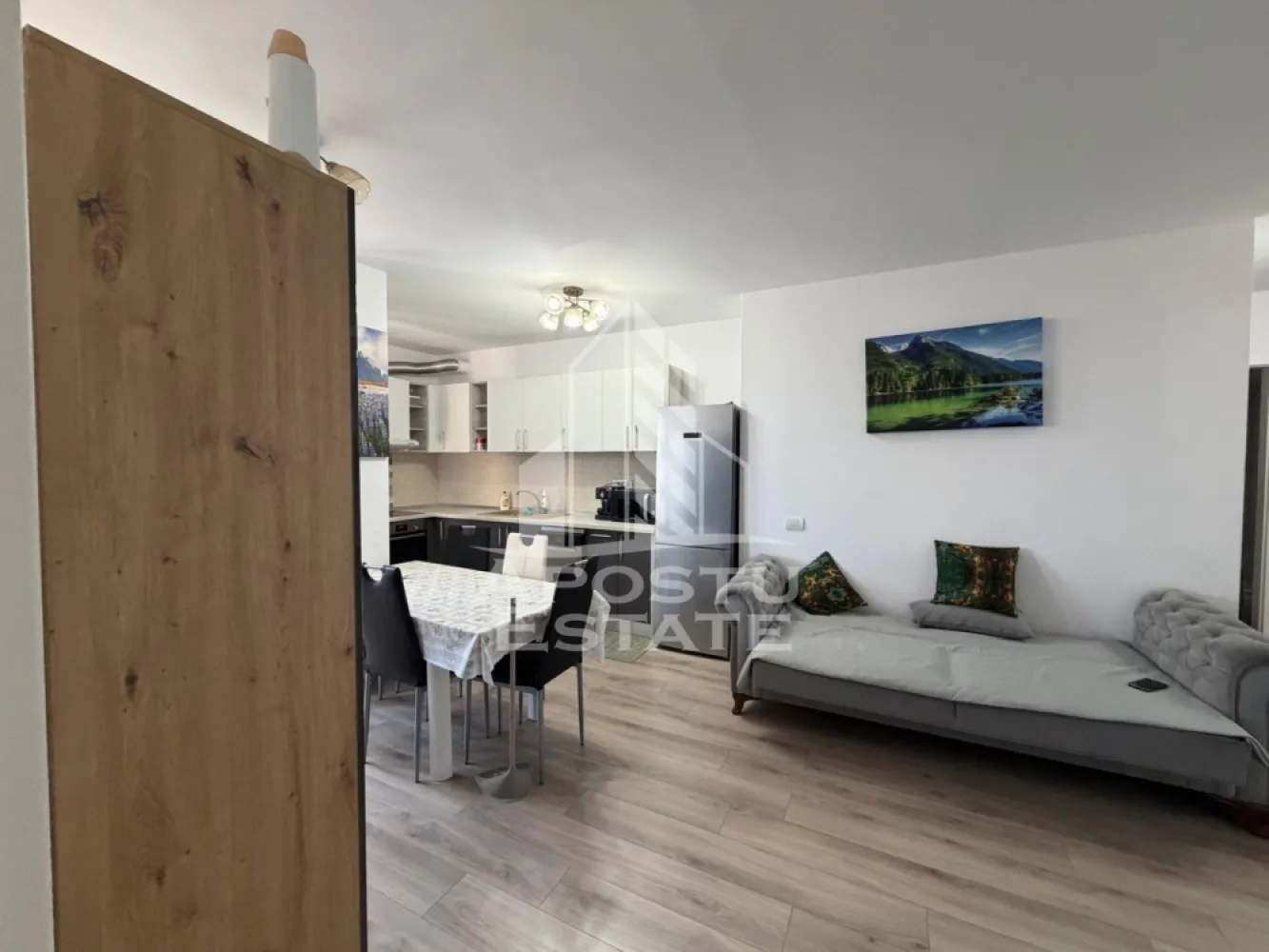 Apartament cu 3 camere de inchiriat, Timisoara, zona Take Ionescu - Agentia imobiliara APOSTU ESTATE va propune spre inchiriere un apartament cu 3 camere, spatios si luminos, situat in zona Take Ionescu, o zona linistita si bine pozitionata din Timisoara, potrivit pentru cupluri sau studenti care isi doresc o locuinta unde sa se simta confortabil si cu acces facil catre scoli, statii de autobuz, supermarketuri , magazine de zona, parcuri.

Suprafata utila: 69 mp
Compartimentare eficienta:
-Hol de acces generos
-Bucatarie complet mobilata si utilata, cu loc de luat masa
-Living luminos si spatios
-Doua dormitoare mobilate
-Doua bai, una cu cada, una cu dus 

Confort si facilitati:
-Incalzirea apartamentului: centrala proprie
-Apartamentul este complet mobilat si utilat
-Nu se accepta animale de companie de catre proprietar

Localizare:
-Timis,Timisoara, zona Take Ionescu – acces facil spre magazine, supermarketul Lidl, scoli, parcuri si mijloace de transport in comun.

Ideal pentru:
-Cupluri
-Studenti

Disponibilitate: imediata 
Pret chirie lunara: 800 Euro 
Programeaza o vizionare pentru a-ti putea imagina viitorul aici!
ID intern: CP3208116