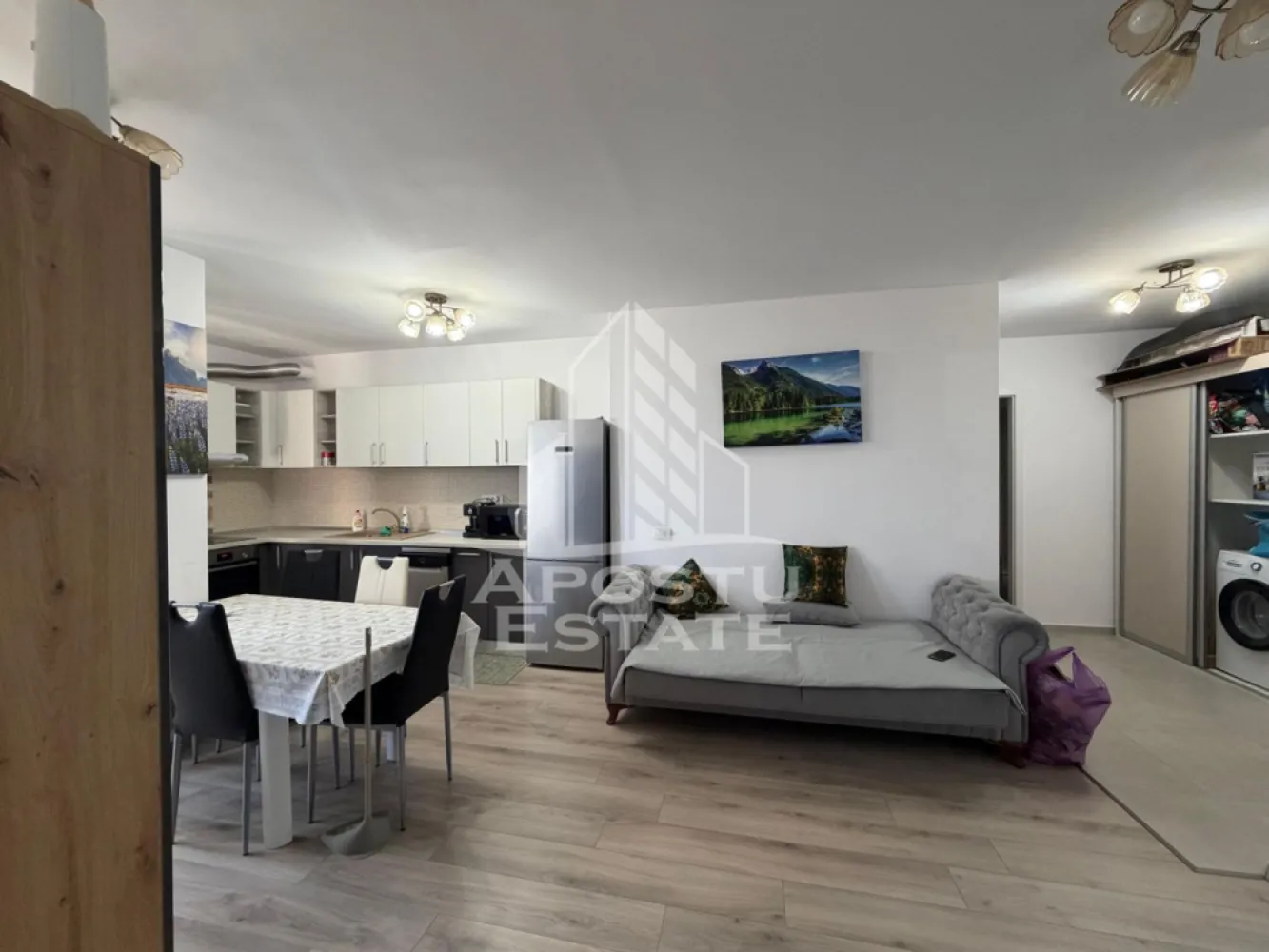 Apartament cu 3 camere de inchiriat, Timisoara, zona Take Ionescu - Agentia imobiliara APOSTU ESTATE va propune spre inchiriere un apartament cu 3 camere, spatios si luminos, situat in zona Take Ionescu, o zona linistita si bine pozitionata din Timisoara, potrivit pentru cupluri sau studenti care isi doresc o locuinta unde sa se simta confortabil si cu acces facil catre scoli, statii de autobuz, supermarketuri , magazine de zona, parcuri.

Suprafata utila: 69 mp
Compartimentare eficienta:
-Hol de acces generos
-Bucatarie complet mobilata si utilata, cu loc de luat masa
-Living luminos si spatios
-Doua dormitoare mobilate
-Doua bai, una cu cada, una cu dus 

Confort si facilitati:
-Incalzirea apartamentului: centrala proprie
-Apartamentul este complet mobilat si utilat
-Nu se accepta animale de companie de catre proprietar

Localizare:
-Timis,Timisoara, zona Take Ionescu – acces facil spre magazine, supermarketul Lidl, scoli, parcuri si mijloace de transport in comun.

Ideal pentru:
-Cupluri
-Studenti

Disponibilitate: imediata 
Pret chirie lunara: 800 Euro 
Programeaza o vizionare pentru a-ti putea imagina viitorul aici!
ID intern: CP3208116