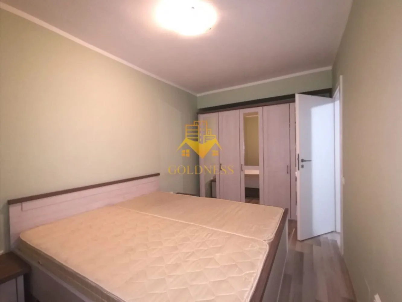 3 camere, modern, parcare, bloc nou, Marasti zona Fabricii, Clujana - GOLDNESS Imobiliare vă propune spre închiriere un apartament cu 3 camere complet mobilat și utilat, la etajul 8 într-un imobil de 9 etaje, în cartierul Marasti. 

Apartamentul este compartimentat astfel:
 - dormitor cu pat matrimonial, dulap pentru haine, noptiere

 - dormitor cu pat matrimonial, dressing, noptiere

 - living cu bucatarie open-space complet utilată, canapea extensibilă, loc de servit masa 

 - baie cu cada, calorifer port prosop inox și dulap pentru depozitare.

 - baie de serviciu

 - terasa de 10 mp.

Imobilul este dotat cu toate cele necesare- centrală proprie, mașină de spălat haine, frigider, plită electrică, hotă, etc. 

Se află în apropierea stațiilor de transport în comun, magazine, restaurante, spații verzi, farmacii, etc. 

Se poate inchiria parcare cu 50e !

Dacă sunteți interesați de acest apartament și doriți să îl vizionați, dar și pentru alte oferte sau detalii nu ezitați să ne contactați telefonic sau prin e-mail. Vă stăm la dispoziție!

Pentru intermediere se percepe un comision de 50% din prețul chiriei!