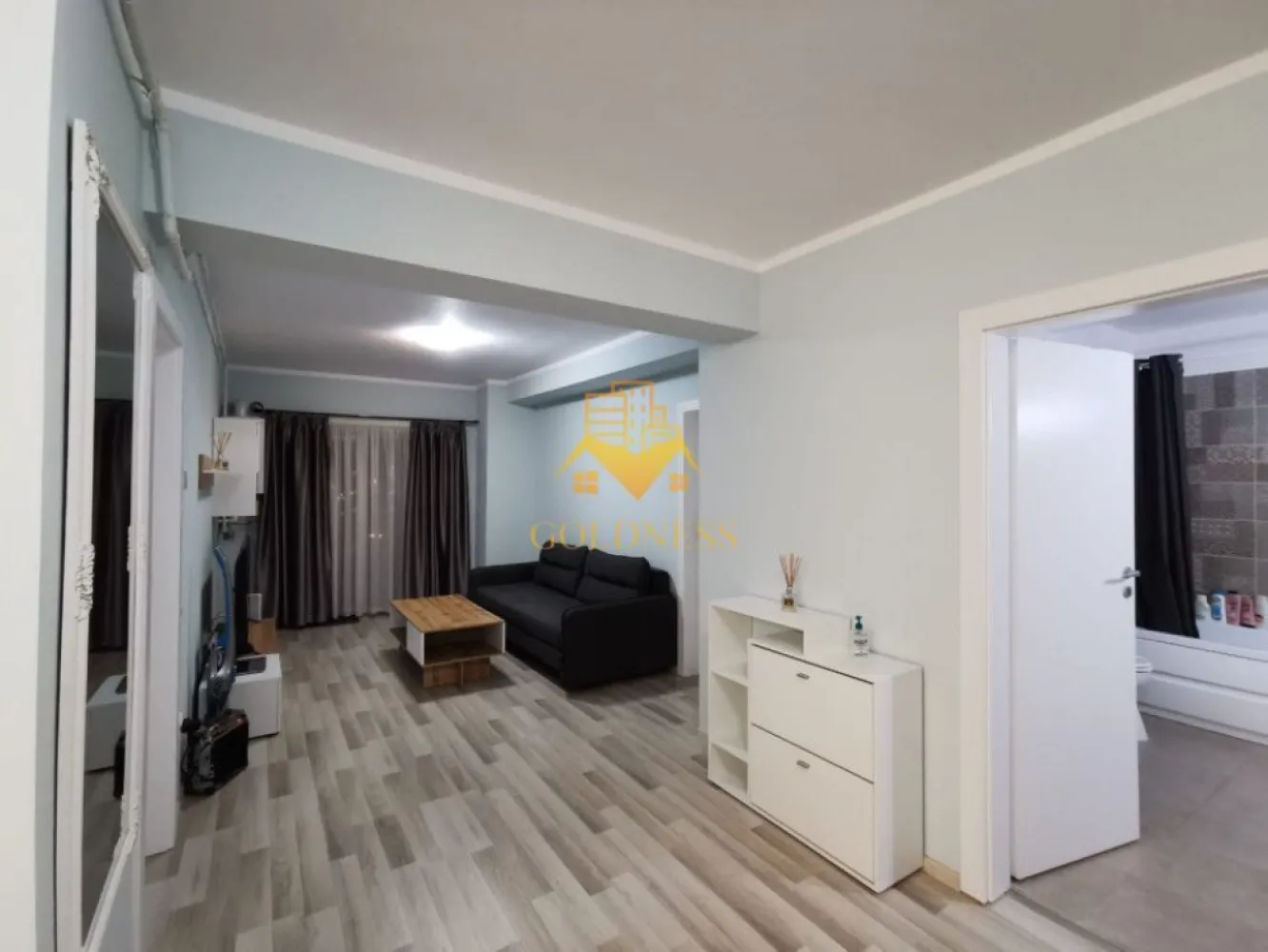 3 camere, modern, parcare, bloc nou, Marasti zona Fabricii, Clujana - GOLDNESS Imobiliare vă propune spre închiriere un apartament cu 3 camere complet mobilat și utilat, la etajul 8 într-un imobil de 9 etaje, în cartierul Marasti. 

Apartamentul este compartimentat astfel:
 - dormitor cu pat matrimonial, dulap pentru haine, noptiere

 - dormitor cu pat matrimonial, dressing, noptiere

 - living cu bucatarie open-space complet utilată, canapea extensibilă, loc de servit masa 

 - baie cu cada, calorifer port prosop inox și dulap pentru depozitare.

 - baie de serviciu

 - terasa de 10 mp.

Imobilul este dotat cu toate cele necesare- centrală proprie, mașină de spălat haine, frigider, plită electrică, hotă, etc. 

Se află în apropierea stațiilor de transport în comun, magazine, restaurante, spații verzi, farmacii, etc. 

Se poate inchiria parcare cu 50e !

Dacă sunteți interesați de acest apartament și doriți să îl vizionați, dar și pentru alte oferte sau detalii nu ezitați să ne contactați telefonic sau prin e-mail. Vă stăm la dispoziție!

Pentru intermediere se percepe un comision de 50% din prețul chiriei!