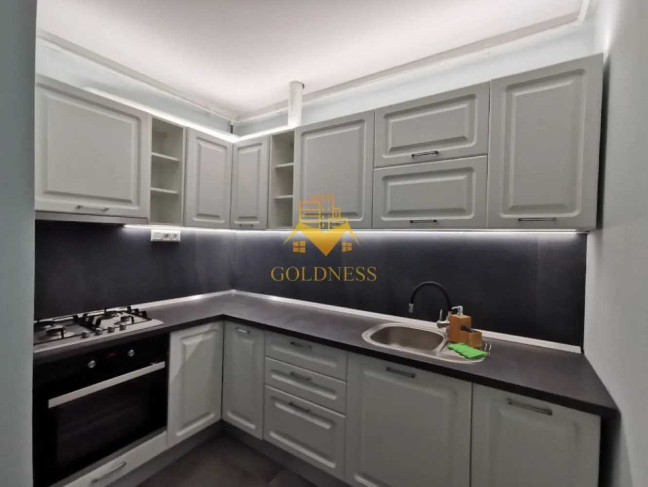 3 camere, modern, parcare, bloc nou, Marasti zona Fabricii, Clujana - GOLDNESS Imobiliare vă propune spre închiriere un apartament cu 3 camere complet mobilat și utilat, la etajul 8 într-un imobil de 9 etaje, în cartierul Marasti. 

Apartamentul este compartimentat astfel:
 - dormitor cu pat matrimonial, dulap pentru haine, noptiere

 - dormitor cu pat matrimonial, dressing, noptiere

 - living cu bucatarie open-space complet utilată, canapea extensibilă, loc de servit masa 

 - baie cu cada, calorifer port prosop inox și dulap pentru depozitare.

 - baie de serviciu

 - terasa de 10 mp.

Imobilul este dotat cu toate cele necesare- centrală proprie, mașină de spălat haine, frigider, plită electrică, hotă, etc. 

Se află în apropierea stațiilor de transport în comun, magazine, restaurante, spații verzi, farmacii, etc. 

Se poate inchiria parcare cu 50e !

Dacă sunteți interesați de acest apartament și doriți să îl vizionați, dar și pentru alte oferte sau detalii nu ezitați să ne contactați telefonic sau prin e-mail. Vă stăm la dispoziție!

Pentru intermediere se percepe un comision de 50% din prețul chiriei!