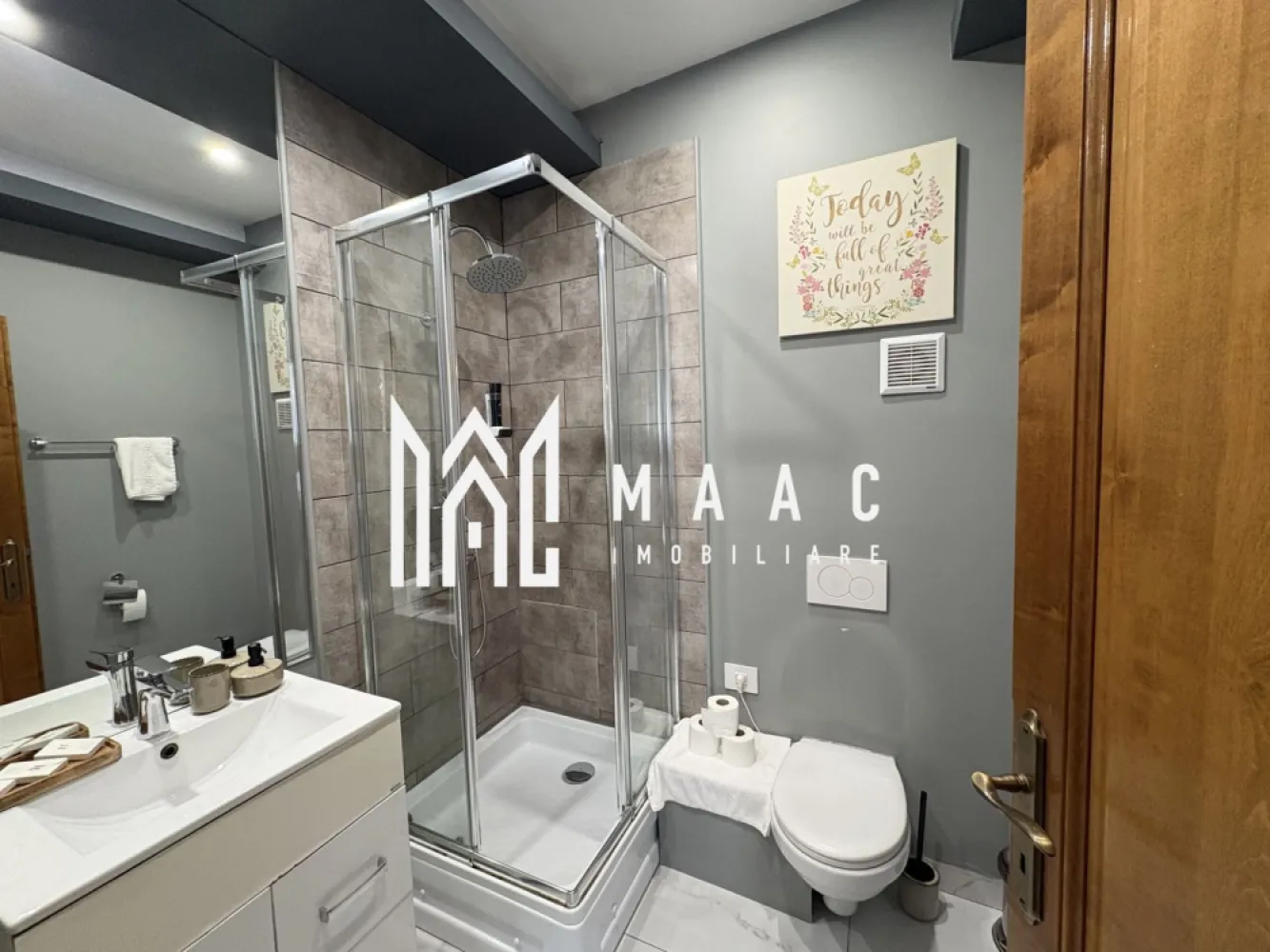 Apartament 3 Camere I Regim hotelier I Centru Istoric - MAAC Imobiliare vă propune spre vânzare un apartament situat în centrul istoric al Sibiului, pe Strada Tipografilor, într-o zonă extrem de apreciată și căutată atât de turiști, cât și de persoanele care își doresc să locuiască aproape de principalele atracții ale orașului. Amplasarea în centrul vechi oferă acces rapid către zonele turistice importante, restaurante, cafenele, spații culturale și puncte de interes din inima Sibiului.

Proprietatea este amenajată cu atenție la detalii, beneficiind de finisaje de calitate și mobilier modern, fiind complet mobilată și utilată. Spațiul interior oferă un ambient elegant și confortabil, ideal atât pentru locuire, cât și pentru activități de închiriere în regim turistic.

Compartimentarea apartamentului este practică și bine organizată:
-3 camere
-bucătărie
-2 băi
-hol
-spațiu de depozitare
-pivnita

În prezent apartamentul funcționează în regim hotelier, aspect care îl transformă într-o oportunitate foarte bună de investiție imobiliară în centrul istoric al Sibiului, cu posibilitatea de a genera venit imediat pentru viitorul proprietar. Datorită poziției sale într-o zonă turistică intens vizitată, proprietatea are potențial ridicat pentru exploatare în regim de închiriere pe termen scurt.

Totodată, apartamentul poate reprezenta și o locuință ideală pentru cei care își doresc să locuiască în centrul orașului, aproape de atmosfera vibrantă a Sibiului și de toate facilitățile urbane.

Pentru mai multe detalii vă rugăm să menționați la telefon numărul CP2958540.