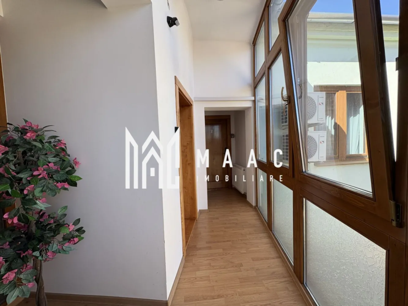Apartament 3 Camere I Regim hotelier I Centru Istoric - MAAC Imobiliare vă propune spre vânzare un apartament situat în centrul istoric al Sibiului, pe Strada Tipografilor, într-o zonă extrem de apreciată și căutată atât de turiști, cât și de persoanele care își doresc să locuiască aproape de principalele atracții ale orașului. Amplasarea în centrul vechi oferă acces rapid către zonele turistice importante, restaurante, cafenele, spații culturale și puncte de interes din inima Sibiului.

Proprietatea este amenajată cu atenție la detalii, beneficiind de finisaje de calitate și mobilier modern, fiind complet mobilată și utilată. Spațiul interior oferă un ambient elegant și confortabil, ideal atât pentru locuire, cât și pentru activități de închiriere în regim turistic.

Compartimentarea apartamentului este practică și bine organizată:
-3 camere
-bucătărie
-2 băi
-hol
-spațiu de depozitare
-pivnita

În prezent apartamentul funcționează în regim hotelier, aspect care îl transformă într-o oportunitate foarte bună de investiție imobiliară în centrul istoric al Sibiului, cu posibilitatea de a genera venit imediat pentru viitorul proprietar. Datorită poziției sale într-o zonă turistică intens vizitată, proprietatea are potențial ridicat pentru exploatare în regim de închiriere pe termen scurt.

Totodată, apartamentul poate reprezenta și o locuință ideală pentru cei care își doresc să locuiască în centrul orașului, aproape de atmosfera vibrantă a Sibiului și de toate facilitățile urbane.

Pentru mai multe detalii vă rugăm să menționați la telefon numărul CP2958540.