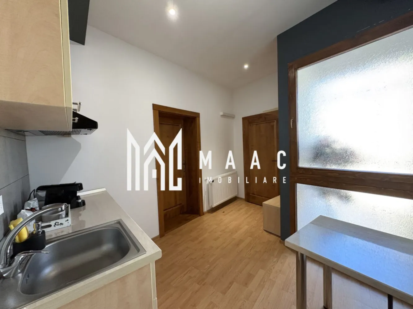 Apartament 3 Camere I Regim hotelier I Centru Istoric - MAAC Imobiliare vă propune spre vânzare un apartament situat în centrul istoric al Sibiului, pe Strada Tipografilor, într-o zonă extrem de apreciată și căutată atât de turiști, cât și de persoanele care își doresc să locuiască aproape de principalele atracții ale orașului. Amplasarea în centrul vechi oferă acces rapid către zonele turistice importante, restaurante, cafenele, spații culturale și puncte de interes din inima Sibiului.

Proprietatea este amenajată cu atenție la detalii, beneficiind de finisaje de calitate și mobilier modern, fiind complet mobilată și utilată. Spațiul interior oferă un ambient elegant și confortabil, ideal atât pentru locuire, cât și pentru activități de închiriere în regim turistic.

Compartimentarea apartamentului este practică și bine organizată:
-3 camere
-bucătărie
-2 băi
-hol
-spațiu de depozitare
-pivnita

În prezent apartamentul funcționează în regim hotelier, aspect care îl transformă într-o oportunitate foarte bună de investiție imobiliară în centrul istoric al Sibiului, cu posibilitatea de a genera venit imediat pentru viitorul proprietar. Datorită poziției sale într-o zonă turistică intens vizitată, proprietatea are potențial ridicat pentru exploatare în regim de închiriere pe termen scurt.

Totodată, apartamentul poate reprezenta și o locuință ideală pentru cei care își doresc să locuiască în centrul orașului, aproape de atmosfera vibrantă a Sibiului și de toate facilitățile urbane.

Pentru mai multe detalii vă rugăm să menționați la telefon numărul CP2958540.