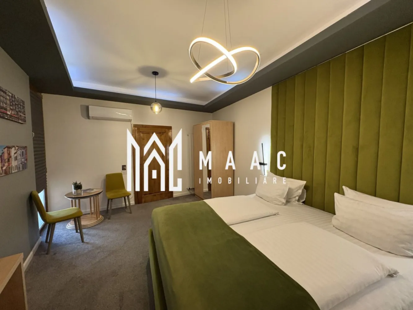 Apartament 3 Camere I Regim hotelier I Centru Istoric - MAAC Imobiliare vă propune spre vânzare un apartament situat în centrul istoric al Sibiului, pe Strada Tipografilor, într-o zonă extrem de apreciată și căutată atât de turiști, cât și de persoanele care își doresc să locuiască aproape de principalele atracții ale orașului. Amplasarea în centrul vechi oferă acces rapid către zonele turistice importante, restaurante, cafenele, spații culturale și puncte de interes din inima Sibiului.

Proprietatea este amenajată cu atenție la detalii, beneficiind de finisaje de calitate și mobilier modern, fiind complet mobilată și utilată. Spațiul interior oferă un ambient elegant și confortabil, ideal atât pentru locuire, cât și pentru activități de închiriere în regim turistic.

Compartimentarea apartamentului este practică și bine organizată:
-3 camere
-bucătărie
-2 băi
-hol
-spațiu de depozitare
-pivnita

În prezent apartamentul funcționează în regim hotelier, aspect care îl transformă într-o oportunitate foarte bună de investiție imobiliară în centrul istoric al Sibiului, cu posibilitatea de a genera venit imediat pentru viitorul proprietar. Datorită poziției sale într-o zonă turistică intens vizitată, proprietatea are potențial ridicat pentru exploatare în regim de închiriere pe termen scurt.

Totodată, apartamentul poate reprezenta și o locuință ideală pentru cei care își doresc să locuiască în centrul orașului, aproape de atmosfera vibrantă a Sibiului și de toate facilitățile urbane.

Pentru mai multe detalii vă rugăm să menționați la telefon numărul CP2958540.