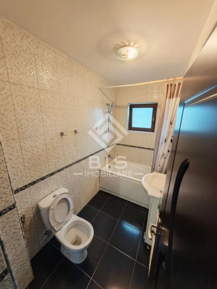 Apartament 3 camere modern, utilat/mobilat, Parcare + Spațiu joacă - Vă propunem spre vânzare un apartament cu 3 camere, modern, complet mobilat și utilat, situat la parterul unui bloc nou din zona Dedeman, pe strada Bartók Béla. Proprietatea este ideală pentru o familie care își dorește confort, siguranță și o compartimentare excelentă.

Caracteristici principale:
Suprafață utilă: 75 mp (inclusiv cele două balcoane).
Compartimentare inteligentă: Living primitor cu bucătărie open-space, 2 dormitoare decomandate și o baie generoasă prevăzută cu geam pentru o aerisire optimă.
Balcoane private: Fiecare dormitor dispune de ieșire proprie pe balcon.
Stare imobil: Se vinde exact cum se vede în fotografii – complet mobilat și utilat, gata de mutat!

Facilități și avantaje exterioare:
Loc de parcare privat inclus în preț.
Zonă verde și spațiu de joacă special amenajat în incinta complexului, oferind un mediu sigur și plăcut atât pentru copii, cât și pentru relaxarea întregii familii.

Localizare și puncte forte ale zonei:
Amplasare excelentă în zona Dedeman (strada Bartók Béla), o zonă liniștită, dar cu acces rapid către oraș.
Mijloace de transport în comun în imediata apropiere.

Un beneficiu major pentru familii: Acces la microbuze școlare gratuite, care preiau copiii direct de la domiciliu către școală și îi aduc înapoi în siguranță!

Pentru mai multe detalii și pentru a programa o vizionare, nu ezitați să mă contactați!