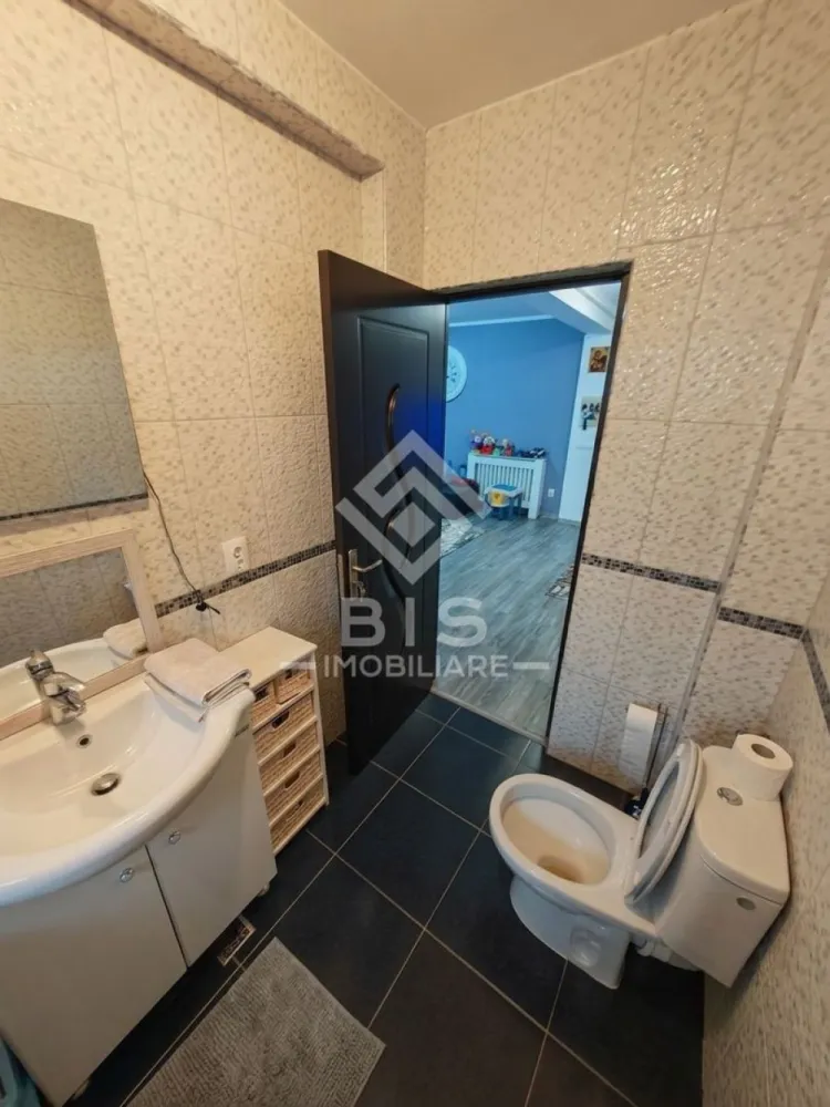 Apartament 3 camere modern, utilat/mobilat, Parcare + Spațiu joacă - Vă propunem spre vânzare un apartament cu 3 camere, modern, complet mobilat și utilat, situat la parterul unui bloc nou din zona Dedeman, pe strada Bartók Béla. Proprietatea este ideală pentru o familie care își dorește confort, siguranță și o compartimentare excelentă.

Caracteristici principale:
Suprafață utilă: 75 mp (inclusiv cele două balcoane).
Compartimentare inteligentă: Living primitor cu bucătărie open-space, 2 dormitoare decomandate și o baie generoasă prevăzută cu geam pentru o aerisire optimă.
Balcoane private: Fiecare dormitor dispune de ieșire proprie pe balcon.
Stare imobil: Se vinde exact cum se vede în fotografii – complet mobilat și utilat, gata de mutat!

Facilități și avantaje exterioare:
Loc de parcare privat inclus în preț.
Zonă verde și spațiu de joacă special amenajat în incinta complexului, oferind un mediu sigur și plăcut atât pentru copii, cât și pentru relaxarea întregii familii.

Localizare și puncte forte ale zonei:
Amplasare excelentă în zona Dedeman (strada Bartók Béla), o zonă liniștită, dar cu acces rapid către oraș.
Mijloace de transport în comun în imediata apropiere.

Un beneficiu major pentru familii: Acces la microbuze școlare gratuite, care preiau copiii direct de la domiciliu către școală și îi aduc înapoi în siguranță!

Pentru mai multe detalii și pentru a programa o vizionare, nu ezitați să mă contactați!