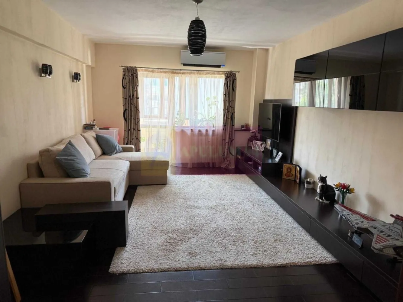Apartament 4 camere bd Decebal stradal - Apartament 4 camere, Bdul Decebal, stradal, cu o suprafata utila de 96,65+12,5balcoane=109,15 mp, se vinde mobilat si utilat, loc de parcare.
Apartamentul are 2 grupuri sanitare cu cabina dus si cada, o bucatarie mare incapatoare, si cu vedere pe ambele parti fata-spate. 
Ideal investitie deoarece este inchiriat.
Pentru detalii contactati agentul Dona Camelia 0733683461.