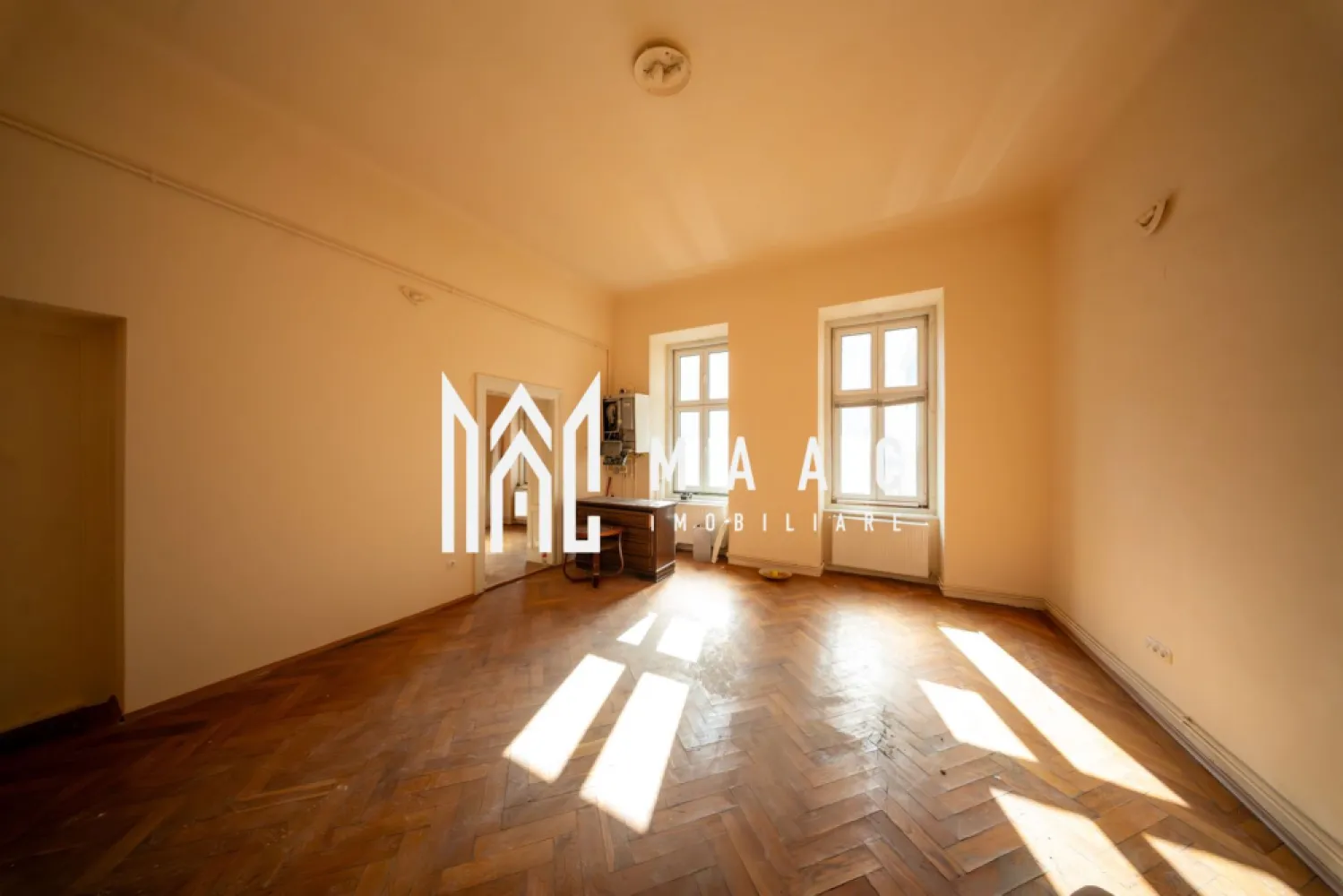 Apartament Piața Mare | 3 camere I 2 bai - MAAC Imobiliare vă propune spre vânzare un apartament situat în Piața Mare din Sibiu, o zonă ultracentrală unde proprietățile de acest tip apar extrem de rar pe piață, oferind un potențial ridicat atât pentru investiție, cât și pentru locuire.

Apartamentul se remarcă prin înălțimea generoasă a camerelor, de peste 3 metri, și prin geamurile mari care asigură lumină naturală din abundență pe tot parcursul zilei. Proprietatea este compartimentată eficient și dispune de spații bine proporționate, adaptate atât pentru locuință personală, cât și pentru exploatare în regim hotelier, datorită poziției premium cu acces direct în Piața Mare.

Compartimentarea este următoarea:
-Etaj: 2 camere mari, baie, hol
-Parter: spațiu de 12 mp compus din cameră, baie și chicinetă
-Suprafața utilă totală este de 72 mp, distribuită astfel:
-60 mp la etaj
-12 mp la parter

Datorită amplasării excepționale în centrul istoric al Sibiului, cu acces direct în Piața Mare, proprietatea reprezintă o oportunitate rară pentru investiție în regim hotelier sau pentru locuință într-o zonă de referință a orașului.

Pentru mai multe detalii, vă rugăm să menționați telefonic numărul CP2959871.