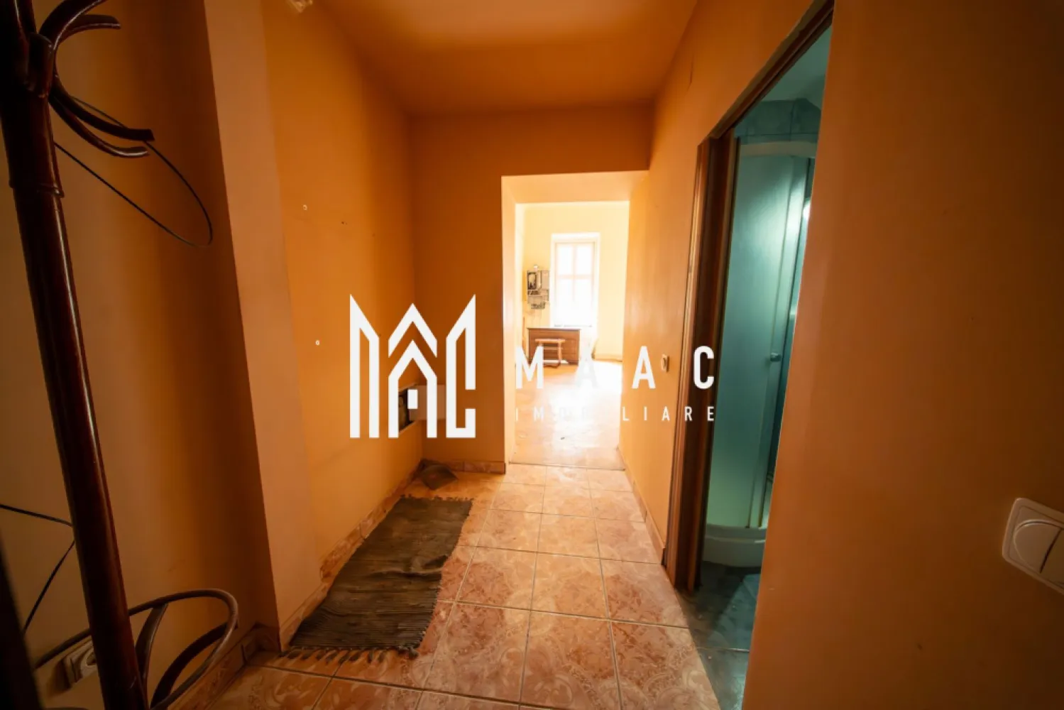 Apartament Piața Mare | 3 camere I 2 bai - MAAC Imobiliare vă propune spre vânzare un apartament situat în Piața Mare din Sibiu, o zonă ultracentrală unde proprietățile de acest tip apar extrem de rar pe piață, oferind un potențial ridicat atât pentru investiție, cât și pentru locuire.

Apartamentul se remarcă prin înălțimea generoasă a camerelor, de peste 3 metri, și prin geamurile mari care asigură lumină naturală din abundență pe tot parcursul zilei. Proprietatea este compartimentată eficient și dispune de spații bine proporționate, adaptate atât pentru locuință personală, cât și pentru exploatare în regim hotelier, datorită poziției premium cu acces direct în Piața Mare.

Compartimentarea este următoarea:
-Etaj: 2 camere mari, baie, hol
-Parter: spațiu de 12 mp compus din cameră, baie și chicinetă
-Suprafața utilă totală este de 72 mp, distribuită astfel:
-60 mp la etaj
-12 mp la parter

Datorită amplasării excepționale în centrul istoric al Sibiului, cu acces direct în Piața Mare, proprietatea reprezintă o oportunitate rară pentru investiție în regim hotelier sau pentru locuință într-o zonă de referință a orașului.

Pentru mai multe detalii, vă rugăm să menționați telefonic numărul CP2959871.