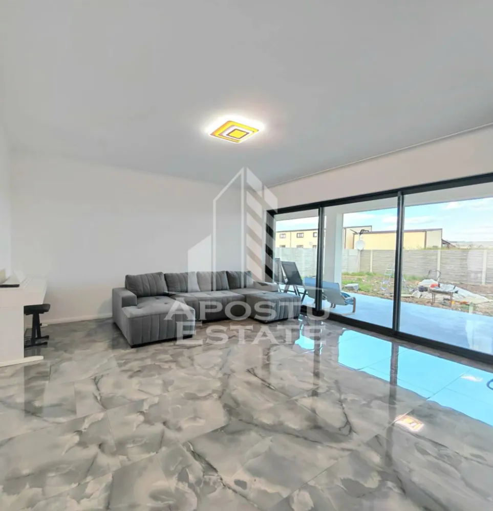 Casa individuala de vanzare in Sacalaz , 1.000 mp teren - Apostu Estate va ofera spre vanzare o casa individuala deosebita, cu 5 camere si 3 bai, situata in judetul Timis, localitatea Sacalaz, la doar cateva minute fata de Timisoara. Opt km distanta fata Iulius Mall Timisoara si tot atat fata de Centru Timisoara.

Proprietatea impresioneaza prin spatiul generos, compartimentarea moderna si dotarile de inalta calitate. Casa este construita integral din caramida, izolata cu vata bazaltica de 15 cm si pod izolat cu spuma de 20 cm, avand acoperis din tigla ceramica. Curte frumos amenajata, pavata in fata casei, gazon pe restul suprafetei (proaspat plantat) si sistem de irigatii cu aspersoare.

Suprafata utila a casei este de 166 mp, completata de o terasa acoperita de 25 mp, iar terenul aferent are 1.038 mp, oferind intimitate si spatiu pentru relaxare. Fronst stradal de 33 ml.

Compartimentare: living open space cu bucatarie si zona de dining (43 mp), 2 dormitoare de 16 mp, dormitor matrimonial de 15 mp, cu dressing si baie proprie, camera pentru birou/ dormitor secundar, camera de depozitare, 3 bai, 2 holuri si camera tehnica.

Dotari premium:
– incalzire in pardoseala cu termostat individual pe fiecare camera
– pompa de caldura aer-apa
- centrala Mitsubishi
– sistem de tratare a apei
– tamplarie QFORT cu geamuri tripan
- usi exterioare QFORT 
- suorafete vitrate generoase 
– usi Porta Doors cu toc dublu
– obiecte sanitare Grohe
– blat de bucatarie din quartz
– electrocasnice Bosch si Samsung (plita, cuptor, hota, frigider, masina de spalat)
– parchet de 12 mm si finisaje moderne in toata casa
– aparat de aer conditionat LG 18.000 BTU 

Utilitati: curent electric (inclusiv trifazic), foraj propriu, fosa septica moderna (2 compartimente). Apa fluviala colectata in bazinul destinat.

Casa se vinde complet mobilata si utilata, exact ca in imagini, fiind gata pentru mutare imediata.

Aceasta proprietate reprezinta alegerea perfecta pentru o familie care isi doreste confort, eficienta energetica, dotari de top si un teren generos aproape de Timisoara.

Zona bine dezvoltata, case finalizate imprejur si acces facil la strada principala asfaltata.

Agentia imobiliara Apostu Estate va ofera consultanta bancara gratuita prin intermediul colaboratorilor nostri pentru alegerea celui mai potrivit tip de credit, astfel incat tu sa devi noul proprietar al acestui apartament.

Disponibil imediat. Contacteaza-ne pentru detalii si programeaza o vizionare chiar astazi!