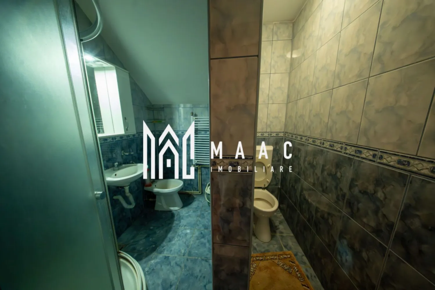 Apartament Piața Mare | 3 camere I 2 bai - MAAC Imobiliare vă propune spre vânzare un apartament situat în Piața Mare din Sibiu, o zonă ultracentrală unde proprietățile de acest tip apar extrem de rar pe piață, oferind un potențial ridicat atât pentru investiție, cât și pentru locuire.

Apartamentul se remarcă prin înălțimea generoasă a camerelor, de peste 3 metri, și prin geamurile mari care asigură lumină naturală din abundență pe tot parcursul zilei. Proprietatea este compartimentată eficient și dispune de spații bine proporționate, adaptate atât pentru locuință personală, cât și pentru exploatare în regim hotelier, datorită poziției premium cu acces direct în Piața Mare.

Compartimentarea este următoarea:
-Etaj: 2 camere mari, baie, hol
-Parter: spațiu de 12 mp compus din cameră, baie și chicinetă
-Suprafața utilă totală este de 72 mp, distribuită astfel:
-60 mp la etaj
-12 mp la parter

Datorită amplasării excepționale în centrul istoric al Sibiului, cu acces direct în Piața Mare, proprietatea reprezintă o oportunitate rară pentru investiție în regim hotelier sau pentru locuință într-o zonă de referință a orașului.

Pentru mai multe detalii, vă rugăm să menționați telefonic numărul CP2959871.