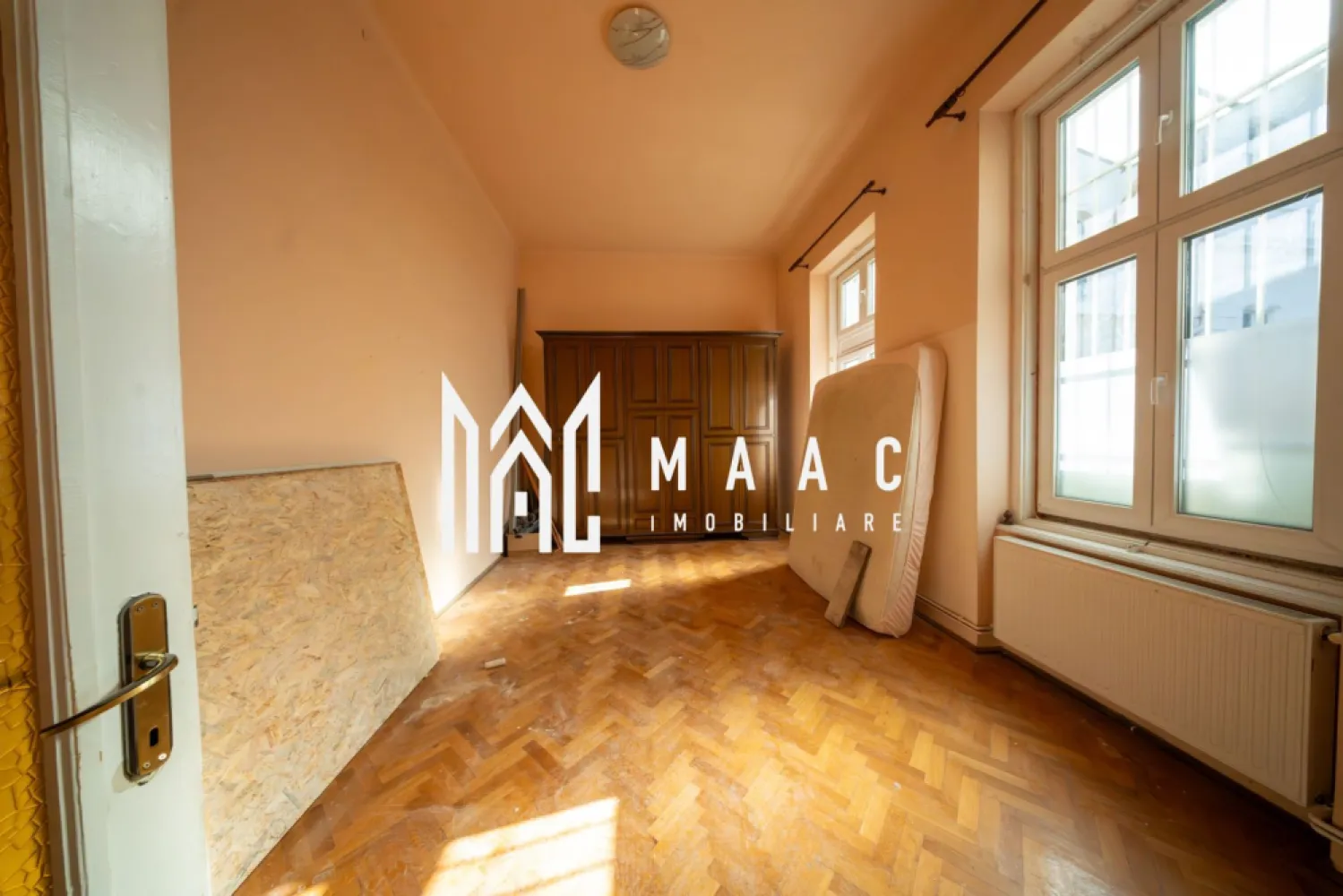 Apartament Piața Mare | 3 camere I 2 bai - MAAC Imobiliare vă propune spre vânzare un apartament situat în Piața Mare din Sibiu, o zonă ultracentrală unde proprietățile de acest tip apar extrem de rar pe piață, oferind un potențial ridicat atât pentru investiție, cât și pentru locuire.

Apartamentul se remarcă prin înălțimea generoasă a camerelor, de peste 3 metri, și prin geamurile mari care asigură lumină naturală din abundență pe tot parcursul zilei. Proprietatea este compartimentată eficient și dispune de spații bine proporționate, adaptate atât pentru locuință personală, cât și pentru exploatare în regim hotelier, datorită poziției premium cu acces direct în Piața Mare.

Compartimentarea este următoarea:
-Etaj: 2 camere mari, baie, hol
-Parter: spațiu de 12 mp compus din cameră, baie și chicinetă
-Suprafața utilă totală este de 72 mp, distribuită astfel:
-60 mp la etaj
-12 mp la parter

Datorită amplasării excepționale în centrul istoric al Sibiului, cu acces direct în Piața Mare, proprietatea reprezintă o oportunitate rară pentru investiție în regim hotelier sau pentru locuință într-o zonă de referință a orașului.

Pentru mai multe detalii, vă rugăm să menționați telefonic numărul CP2959871.
