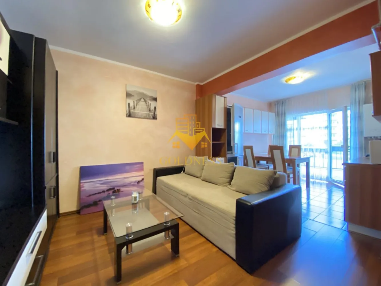 Apartament 2 camere bloc nou Buna Ziua Etajul 1! - Va prezentam spre vanzare un apartament cu 2 camere, localizat in Cluj-Napoca, cartierul Buna Ziua, zona Calea Turzii, in proximitatea birourilor Hexagon.

Imobilul este amplasat intr-o zona moderna si foarte bine cotata, apreciata pentru accesul rapid catre centrul orasului, cartierul Zorilor si principalele zone de business. In acelasi timp, locatia ofera un cadru linistit si confortabil pentru locuire.

In imediata apropiere regasim:

Hexagon Offices;
Lidl Buna Ziua;
statii de transport in comun cu acces rapid catre centrul orasului;

Locatia este ideala atat pentru locuit, cat si pentru investitie, datorita cererii ridicate pentru inchiriere in aceasta zona.

Apartamentul detine o suprafata utila de 47,5 mp + terasa generoasa si este situat la etajul 1 din 4, intr-un imobil modern.

Dispune de orientare Vestica, iar compartimentarea este semidecomandata, fiind organizat astfel:

living impreuna cu bucataria;
dormitor;
baie;
hol;
terasa generoasa;

Finisajele sunt moderne, iar apartamentul se vinde complet mobilat si utilat, conform fotografiilor.

Confortul termic este asigurat de centrala termica proprie, cu distributie a caldurii prin calorifere.

In pret este inclus un loc de parcare cu CF propriu, situat in curtea privata a imobilului.

Proprietatea reprezinta o alegere excelenta pentru locuinta proprie sau pentru investitie, avand o pozitionare foarte buna intr-una dintre cele mai cautate zone rezidentiale ale orasului.

Apartamentul este liber de sarcini, iar ca modalitate de plata se accepta atat plata integrala, cat si achizitia prin credit ipotecar.

Pentru mai multe detalii si programarea unei vizionari, nu ezitati sa ne contactati.