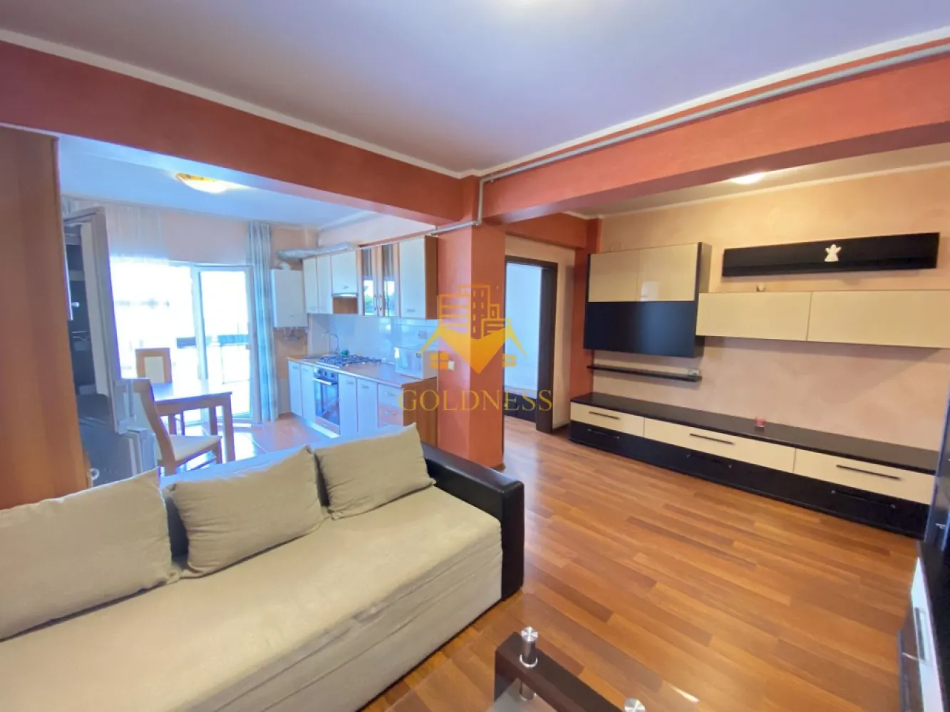 Apartament 2 camere bloc nou Buna Ziua Etajul 1! - Va prezentam spre vanzare un apartament cu 2 camere, localizat in Cluj-Napoca, cartierul Buna Ziua, zona Calea Turzii, in proximitatea birourilor Hexagon.

Imobilul este amplasat intr-o zona moderna si foarte bine cotata, apreciata pentru accesul rapid catre centrul orasului, cartierul Zorilor si principalele zone de business. In acelasi timp, locatia ofera un cadru linistit si confortabil pentru locuire.

In imediata apropiere regasim:

Hexagon Offices;
Lidl Buna Ziua;
statii de transport in comun cu acces rapid catre centrul orasului;

Locatia este ideala atat pentru locuit, cat si pentru investitie, datorita cererii ridicate pentru inchiriere in aceasta zona.

Apartamentul detine o suprafata utila de 47,5 mp + terasa generoasa si este situat la etajul 1 din 4, intr-un imobil modern.

Dispune de orientare Vestica, iar compartimentarea este semidecomandata, fiind organizat astfel:

living impreuna cu bucataria;
dormitor;
baie;
hol;
terasa generoasa;

Finisajele sunt moderne, iar apartamentul se vinde complet mobilat si utilat, conform fotografiilor.

Confortul termic este asigurat de centrala termica proprie, cu distributie a caldurii prin calorifere.

In pret este inclus un loc de parcare cu CF propriu, situat in curtea privata a imobilului.

Proprietatea reprezinta o alegere excelenta pentru locuinta proprie sau pentru investitie, avand o pozitionare foarte buna intr-una dintre cele mai cautate zone rezidentiale ale orasului.

Apartamentul este liber de sarcini, iar ca modalitate de plata se accepta atat plata integrala, cat si achizitia prin credit ipotecar.

Pentru mai multe detalii si programarea unei vizionari, nu ezitati sa ne contactati.