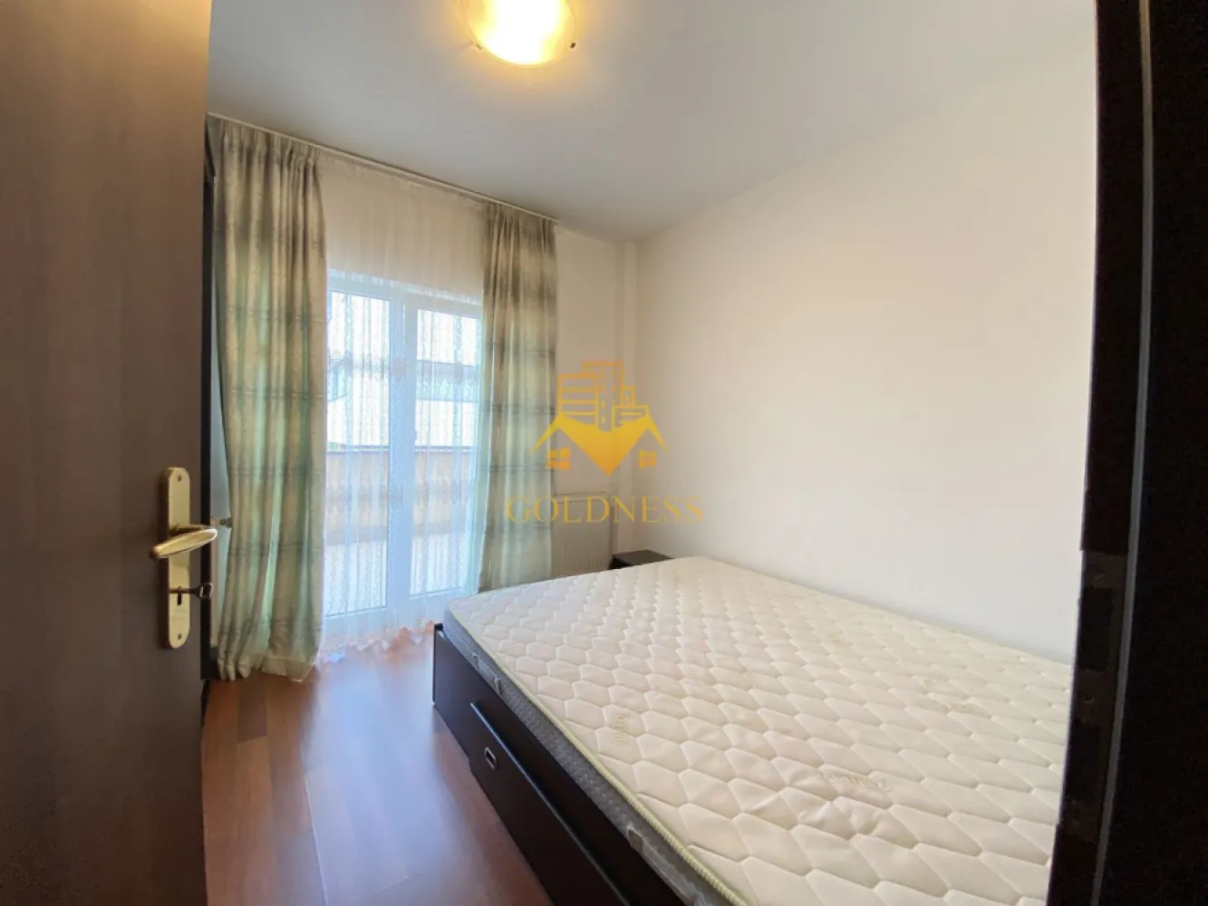 Apartament 2 camere bloc nou Buna Ziua Etajul 1! - Va prezentam spre vanzare un apartament cu 2 camere, localizat in Cluj-Napoca, cartierul Buna Ziua, zona Calea Turzii, in proximitatea birourilor Hexagon.

Imobilul este amplasat intr-o zona moderna si foarte bine cotata, apreciata pentru accesul rapid catre centrul orasului, cartierul Zorilor si principalele zone de business. In acelasi timp, locatia ofera un cadru linistit si confortabil pentru locuire.

In imediata apropiere regasim:

Hexagon Offices;
Lidl Buna Ziua;
statii de transport in comun cu acces rapid catre centrul orasului;

Locatia este ideala atat pentru locuit, cat si pentru investitie, datorita cererii ridicate pentru inchiriere in aceasta zona.

Apartamentul detine o suprafata utila de 47,5 mp + terasa generoasa si este situat la etajul 1 din 4, intr-un imobil modern.

Dispune de orientare Vestica, iar compartimentarea este semidecomandata, fiind organizat astfel:

living impreuna cu bucataria;
dormitor;
baie;
hol;
terasa generoasa;

Finisajele sunt moderne, iar apartamentul se vinde complet mobilat si utilat, conform fotografiilor.

Confortul termic este asigurat de centrala termica proprie, cu distributie a caldurii prin calorifere.

In pret este inclus un loc de parcare cu CF propriu, situat in curtea privata a imobilului.

Proprietatea reprezinta o alegere excelenta pentru locuinta proprie sau pentru investitie, avand o pozitionare foarte buna intr-una dintre cele mai cautate zone rezidentiale ale orasului.

Apartamentul este liber de sarcini, iar ca modalitate de plata se accepta atat plata integrala, cat si achizitia prin credit ipotecar.

Pentru mai multe detalii si programarea unei vizionari, nu ezitati sa ne contactati.