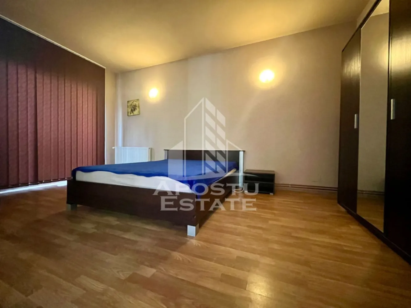 Apartament 2 camere, Bermo - Apostu Estate va propune spre inchiriere apartament cu 2 camere, spatios si luminos, cu o suprafata utila de 72 mp, situat la etajul 1, in zona Banul Maracine din Arad.

Locuinta dispune de un living generos cu bucatarie open space, un dormitor confortabil, baie si hol, fiind compartimentata eficient pentru un plus de confort.

Apartamentul este situat intr-un bloc izolat termic, beneficiaza de centrala termica proprie si aparat de aer conditionat, oferind un consum redus de energie si un climat placut pe tot parcursul anului.

Zona este linistita, cu acces facil catre magazine, mijloace de transport, scoli si alte puncte de interes, fiind potrivita atat pentru locuit, cat si pentru investitie.

Pentru mai multe informatii sau pentru programarea unei vizionari, nu ezitati sa ne contactati.