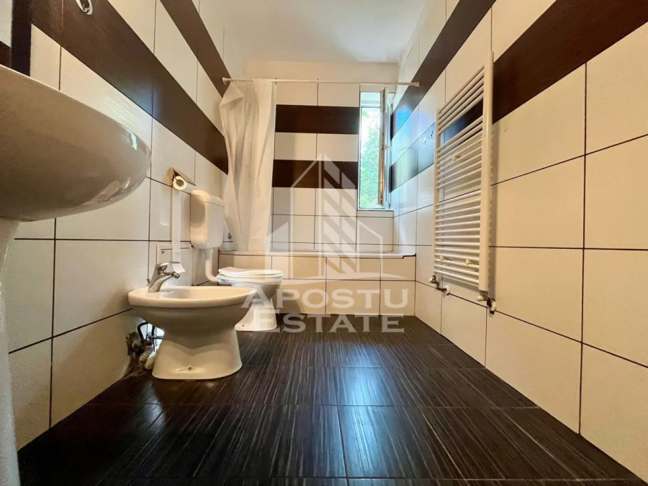 Apartament 2 camere, Bermo - Apostu Estate va propune spre inchiriere apartament cu 2 camere, spatios si luminos, cu o suprafata utila de 72 mp, situat la etajul 1, in zona Banul Maracine din Arad.

Locuinta dispune de un living generos cu bucatarie open space, un dormitor confortabil, baie si hol, fiind compartimentata eficient pentru un plus de confort.

Apartamentul este situat intr-un bloc izolat termic, beneficiaza de centrala termica proprie si aparat de aer conditionat, oferind un consum redus de energie si un climat placut pe tot parcursul anului.

Zona este linistita, cu acces facil catre magazine, mijloace de transport, scoli si alte puncte de interes, fiind potrivita atat pentru locuit, cat si pentru investitie.

Pentru mai multe informatii sau pentru programarea unei vizionari, nu ezitati sa ne contactati.
