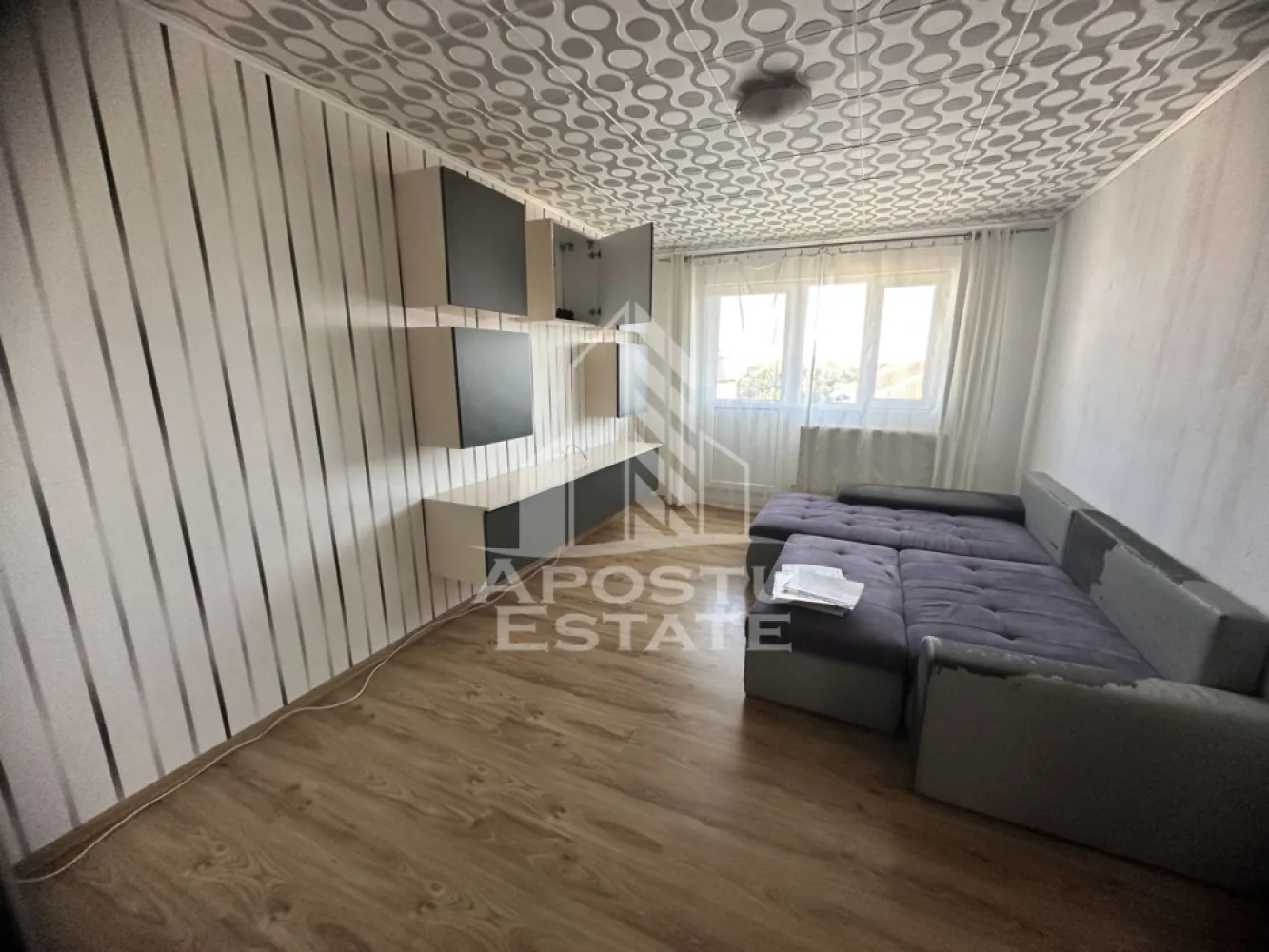 Apartament cu 3 camere, zona Soarelui, 72mp, Centrala proprie - Agentia imobiliara APOSTU ESTATE va propune spre vanzare un apartament cu 3 camere, in zona Soarelui din Timisoara, judetul Timis, o zona apreciata pentru accesul facil catre mijloacele de transport, centre comerciale si numeroase puncte de interes.    

Locuinta are o suprafata utila de 72,35 mp

    Compartimentare eficienta:     
-Bucatarie inchisa, mobilata si utilata.
  -Living room luminos, mobilat si utilat.
  -Dormitor matrimonial.
-Dormitor secundar.
-Baie dotata cu cada si aerisire naturala.

    Dotari si beneficii:
    -Incalzire prin centrala proprie.
-Se vinde complet mobilat si utilat.
-Geamuri termopan.  
-Usa metalica la intrare.  
-Disponibil imediat.    

Pozitie excelenta:    

-acces rapid catre mijloacele de transport in comun.
  -in apropiere de magazine, farmacii, banci, liceu, gradinita si alte facilitati.  
-conexiune facila catre principalele artere ale orasului.  
-Apartamentul este ideal atat pentru locuinta proprie, cat si pentru investitie, datorita amplasarii avantajoase si a costurilor reduse de exploatare.    

Pretul este negociabil.

    Agentia imobiliara Apostu Estate va ofera consultanta bancara gratuita prin intermediul colaboratorilor nostri pentru alegerea celui mai potrivit tip de credit, astfel incat tu sa devii noul proprietar al acestei proprietati.

    Va asteptam cu drag la o vizionare!   ID intern: CP3187442
