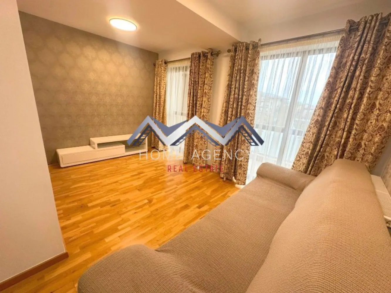 Apartament 3-4 camere | 2 locuri de parcare, unul subteran - Vă propunem, spre închiriere, un apartament foarte spațios, decomandat, ideal pentru o familie sau pentru cei care își doresc confort, funcționalitate și flexibilitate în organizarea spațiului, situat în cadrul complexului Gran Residencia din Otopeni, un ansamblu cunoscut pentru standardele ridicate de confort, securitate și calitatea construcției.

Apartamentul este decomandat, poziționat la etajul 1, și beneficiază de o compartimentare eficientă, care separă clar zona de zi de zona de noapte.

La intrare regăsim un hol generos de acces, ce conduce către bucătăria închisă, complet mobilată și echipată. Living-ul este luminos, cu acces direct spre balcon, oferind un spațiu ideal pentru relaxare. În zona de zi, există și o baie de serviciu, foarte utilă pentru oaspeți.

Zona de noapte este delimitată printr-o ușă, oferind intimitate și liniște. Aici avem un hol cu multiple spații de depozitare, ideal pentru organizare. Compartimentarea continuă cu:
- o cameră de copil, mobilată cu pat de o persoană și baie proprie cu cabină de duș;
- un dormitor separat;
- o baie principală pe hol, dotată cu cadă;
- o cameră suplimentară (fără ușă), cu acces către un al doilea balcon, ce poate fi utilizată flexibil: birou, dressing, cameră de oaspeți sau spațiu de relaxare.

Un mare avantaj al proprietății îl reprezintă cele două locuri de parcare incluse în preț – unul subteran și unul suprateran.

Complexul oferă un nivel ridicat de confort și siguranță: acces securizat, pază permanentă, lift și spații comune bine întreținute, fiind ideal pentru cei care își doresc un mediu liniștit și protejat.

Apartamentul impresionează prin suprafața generoasă, compartimentarea practică și versatilitatea spațiului, fiind potrivit atât pentru familii, cât și pentru cei care lucrează de acasă.

Pentru mai multe detalii sau programarea unei vizionări, vă stau cu drag la dispoziție.
