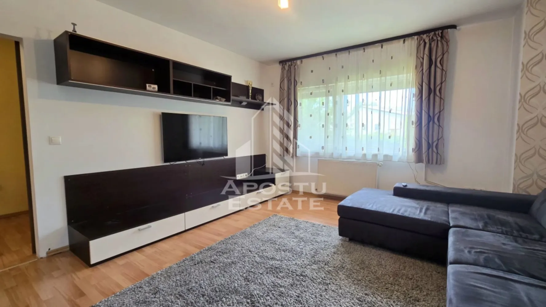 Apartament de vanzare cu 3 camere, bloc nou, centrala proprie,Aradului - APOSTU ESTATE va ofera spre vanzare un apartament cu 3 camere, situat la parterul unui imobil construit in anul 2009, cu 6 etaje, izolat termic la exterior. 

Imobil cu spatiu verde de jur imprejur si loc de joaca pentru copii.
Zona Aradului, in imediata apropiere a numeroase puncte de interes. 
La doar 2 km distanta fata de Iulius Mall Timisoara.

Ideal pentru o familie sau pentru investitie datorita compartimentarii practice si a starii foarte bune de intretinere.

Apartamentul beneficiaza de o compartimentare moderna, fiind compus din living open space cu bucataria, doua dormitoare, baie, hol si un dressing generos de aproximativ 5 mp. Un avantaj important al proprietatii este faptul ca dressingul poate fi transformat cu usurinta intr-o a doua baie, oferind astfel un plus de confort si functionalitate.

Locuinta se vinde complet mobilata si utilata, exact ca in imagini, insa la cererea viitorului proprietar poate fi eliberata.

 Finisajele sunt de buna calitate, iar apartamentul este pregatit pentru mutare imediata.

Confortul termic este asigurat prin centrala proprie pe gaz si sistem de incalzire prin calorifere. Proprietatea beneficiaza de tamplarie PVC cu geamuri termopan, rulouri la toate ferestrele si multiple spatii de depozitare.

Imobilul este bine intretinut, iar izolatia exterioara contribuie la eficienta energetica si la costuri reduse de intretinere.

 Apartamentul reprezinta o alegere excelenta pentru cei care cauta o locuinta spatioasa, cu centrala proprie, finisaje de calitate si posibilitate de recompartimentare.

Disponibil imediat.

APOSTU ESTATE va ofera consultanta bancara gratuita si solutii financiare personalizate prin intermediul colaboratorilor nostri, pentru alegerea celui mai potrivit tip de credit.

Va asteptam cu drag la o vizionare.