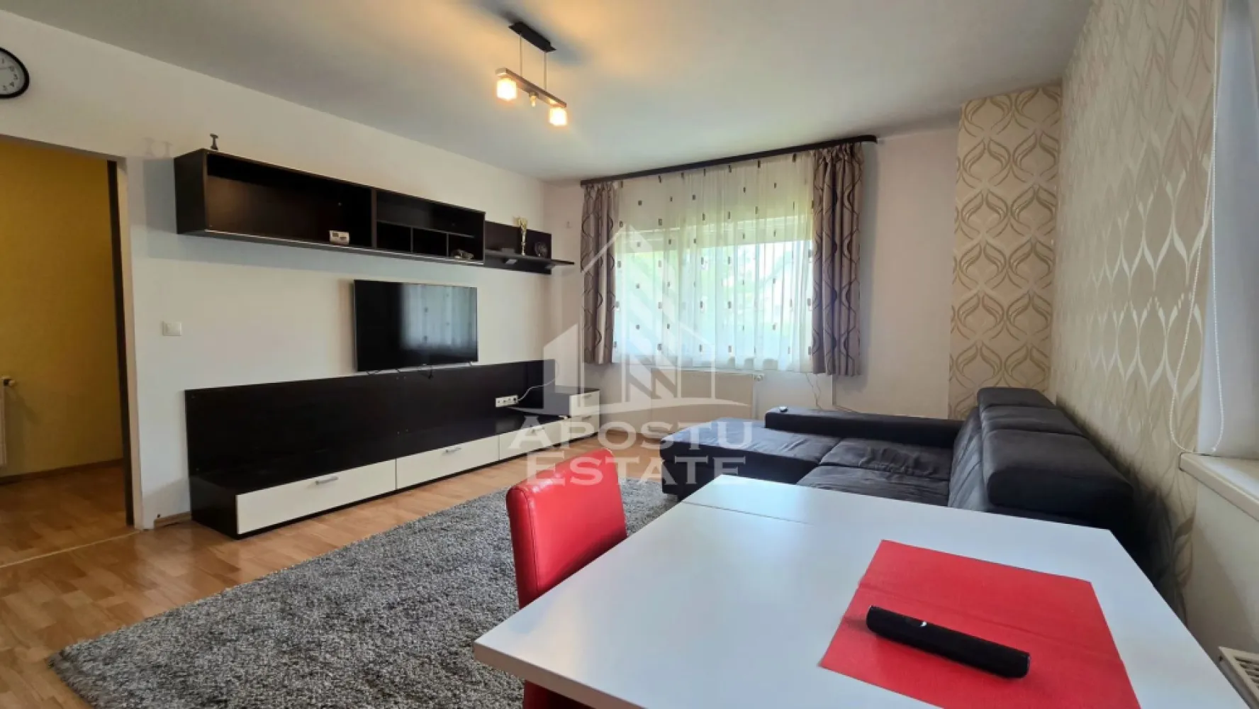 Apartament de vanzare cu 3 camere, bloc nou, centrala proprie,Aradului - APOSTU ESTATE va ofera spre vanzare un apartament cu 3 camere, situat la parterul unui imobil construit in anul 2009, cu 6 etaje, izolat termic la exterior. 

Imobil cu spatiu verde de jur imprejur si loc de joaca pentru copii.
Zona Aradului, in imediata apropiere a numeroase puncte de interes. 
La doar 2 km distanta fata de Iulius Mall Timisoara.

Ideal pentru o familie sau pentru investitie datorita compartimentarii practice si a starii foarte bune de intretinere.

Apartamentul beneficiaza de o compartimentare moderna, fiind compus din living open space cu bucataria, doua dormitoare, baie, hol si un dressing generos de aproximativ 5 mp. Un avantaj important al proprietatii este faptul ca dressingul poate fi transformat cu usurinta intr-o a doua baie, oferind astfel un plus de confort si functionalitate.

Locuinta se vinde complet mobilata si utilata, exact ca in imagini, insa la cererea viitorului proprietar poate fi eliberata.

 Finisajele sunt de buna calitate, iar apartamentul este pregatit pentru mutare imediata.

Confortul termic este asigurat prin centrala proprie pe gaz si sistem de incalzire prin calorifere. Proprietatea beneficiaza de tamplarie PVC cu geamuri termopan, rulouri la toate ferestrele si multiple spatii de depozitare.

Imobilul este bine intretinut, iar izolatia exterioara contribuie la eficienta energetica si la costuri reduse de intretinere.

 Apartamentul reprezinta o alegere excelenta pentru cei care cauta o locuinta spatioasa, cu centrala proprie, finisaje de calitate si posibilitate de recompartimentare.

Disponibil imediat.

APOSTU ESTATE va ofera consultanta bancara gratuita si solutii financiare personalizate prin intermediul colaboratorilor nostri, pentru alegerea celui mai potrivit tip de credit.

Va asteptam cu drag la o vizionare.