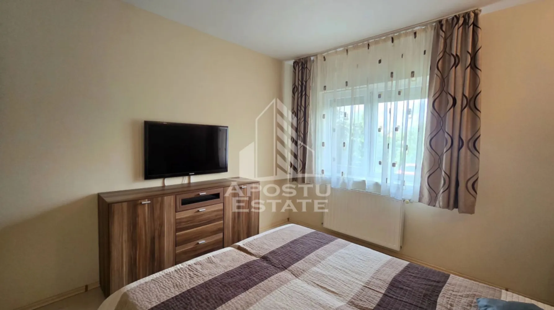 Apartament de vanzare cu 3 camere, bloc nou, centrala proprie,Aradului - APOSTU ESTATE va ofera spre vanzare un apartament cu 3 camere, situat la parterul unui imobil construit in anul 2009, cu 6 etaje, izolat termic la exterior. 

Imobil cu spatiu verde de jur imprejur si loc de joaca pentru copii.
Zona Aradului, in imediata apropiere a numeroase puncte de interes. 
La doar 2 km distanta fata de Iulius Mall Timisoara.

Ideal pentru o familie sau pentru investitie datorita compartimentarii practice si a starii foarte bune de intretinere.

Apartamentul beneficiaza de o compartimentare moderna, fiind compus din living open space cu bucataria, doua dormitoare, baie, hol si un dressing generos de aproximativ 5 mp. Un avantaj important al proprietatii este faptul ca dressingul poate fi transformat cu usurinta intr-o a doua baie, oferind astfel un plus de confort si functionalitate.

Locuinta se vinde complet mobilata si utilata, exact ca in imagini, insa la cererea viitorului proprietar poate fi eliberata.

 Finisajele sunt de buna calitate, iar apartamentul este pregatit pentru mutare imediata.

Confortul termic este asigurat prin centrala proprie pe gaz si sistem de incalzire prin calorifere. Proprietatea beneficiaza de tamplarie PVC cu geamuri termopan, rulouri la toate ferestrele si multiple spatii de depozitare.

Imobilul este bine intretinut, iar izolatia exterioara contribuie la eficienta energetica si la costuri reduse de intretinere.

 Apartamentul reprezinta o alegere excelenta pentru cei care cauta o locuinta spatioasa, cu centrala proprie, finisaje de calitate si posibilitate de recompartimentare.

Disponibil imediat.

APOSTU ESTATE va ofera consultanta bancara gratuita si solutii financiare personalizate prin intermediul colaboratorilor nostri, pentru alegerea celui mai potrivit tip de credit.

Va asteptam cu drag la o vizionare.