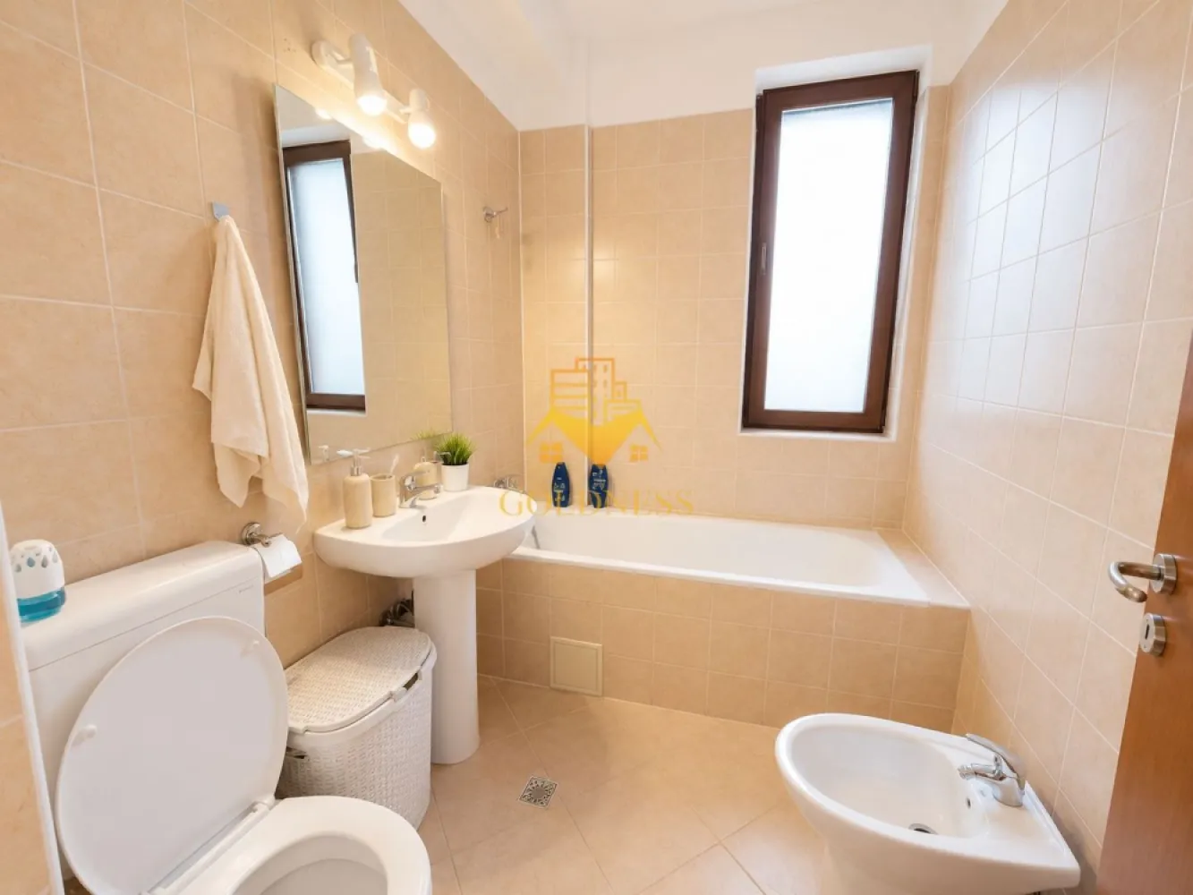 3 camere, Parcare, UTCN, UMF, Lidl, Sigma, Observatorului, Zorilor - GOLDNESS Imobiliare vă propune spre vânzare un apartament modern cu 3 camere, situat în cartierul Zorilor, una dintre cele mai apreciate și căutate zone rezidențiale din Cluj-Napoca. Proprietatea se află la etajul 4 al unui imobil cu 4 niveluri și se vinde complet mobilată și utilată, fiind pregătită pentru mutare imediată.

Preț: 207.000 € negociabil
În preț este inclus un loc de parcare subteran.

Apartamentul impresionează prin compartimentarea practică, spațiile generoase și luminozitatea naturală, fiind alegerea ideală atât pentru locuință proprie, cât și pentru investiție, datorită poziționării excelente în apropierea universităților, spitalelor, zonelor comerciale și centrului orașului.

Compartimentare
Dormitor matrimonial cu dressing și acces direct pe balcon;
Al doilea dormitor cu pat matrimonial, dressing și noptiere;
Living open-space cu bucătăria, canapea extensibilă, loc de luat masa și aer condiționat;
Baie spațioasă cu cadă, calorifer port-prosop și spații pentru depozitare;
Balcon cu acces din dormitor.
Dotări și facilități
Centrală termică proprie;
Aer condiționat;
Mobilier complet;
Bucătărie complet utilată;
Frigider;
Aragaz;
Hotă;
Mașină de spălat rufe;
Geamuri termoizolante;
Loc de parcare subteran inclus în preț.
Avantajele zonei

Puncte de interes:
- Sigma Shopping Center
Mers pe jos: aproximativ 5 minute;
Cu mașina: aproximativ 2 minute;
Cu transportul în comun: aproximativ 5 minute.
-Spitalul Clinic de Recuperare
Mers pe jos: aproximativ 10 minute;
Cu mașina: aproximativ 4 minute;
Cu transportul în comun: aproximativ 6 minute.
-Grădina Botanică „Alexandru Borza”
Mers pe jos: aproximativ 15 minute;
Cu mașina: aproximativ 5 minute;
Cu transportul în comun: aproximativ 10 minute.
-Piața Unirii – Centrul orașului
Mers pe jos: aproximativ 30 de minute;
Cu mașina: aproximativ 8 minute;
Cu transportul în comun: aproximativ 12 minute.
Universități în apropiere

Pentru mai multe informații sau pentru programarea unei vizionări, vă invităm să contactați echipa GOLDNESS Imobiliare.
Pentru intermediere se percepe un comision de 2% din prețul vanzarii!