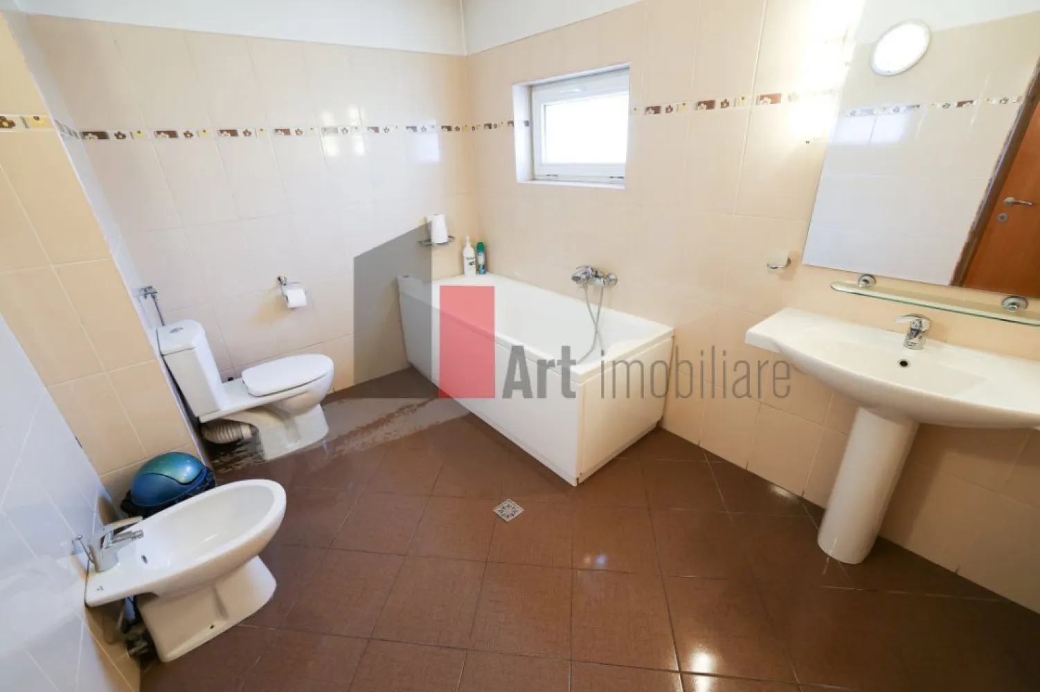 VILA IN DOMENII LOCATIE EXCELENTA - Vila cu locatie excelenta si anume in Piata Domenii.
Vila are patru nivele :demisol, parter , etaj si mansarda si pod tehnic
La demisol este bucatarie , camara, camera tehnicasi bo camera de depozitare.
La parter este o camera open space , o baie cu du
La etaj doua camere fiecare cu balcon si o baie cu cada
 La mansarda doua camere cu balcon fiecare si o baie cu dus 
Podul tehnic are o camera mare amenajata 
Pretul este 595000 euro dar pentru persoanele fizice se aplica TVA.
Vila se preteaza foarte bine pentru clinica medicala sau stomatologica, birouri de avocatura sau notariale etc.