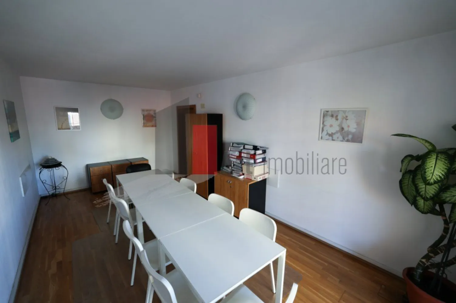 VILA IN DOMENII LOCATIE EXCELENTA - Vila cu locatie excelenta si anume in Piata Domenii.
Vila are patru nivele :demisol, parter , etaj si mansarda si pod tehnic
La demisol este bucatarie , camara, camera tehnicasi bo camera de depozitare.
La parter este o camera open space , o baie cu du
La etaj doua camere fiecare cu balcon si o baie cu cada
 La mansarda doua camere cu balcon fiecare si o baie cu dus 
Podul tehnic are o camera mare amenajata 
Pretul este 595000 euro dar pentru persoanele fizice se aplica TVA.
Vila se preteaza foarte bine pentru clinica medicala sau stomatologica, birouri de avocatura sau notariale etc.