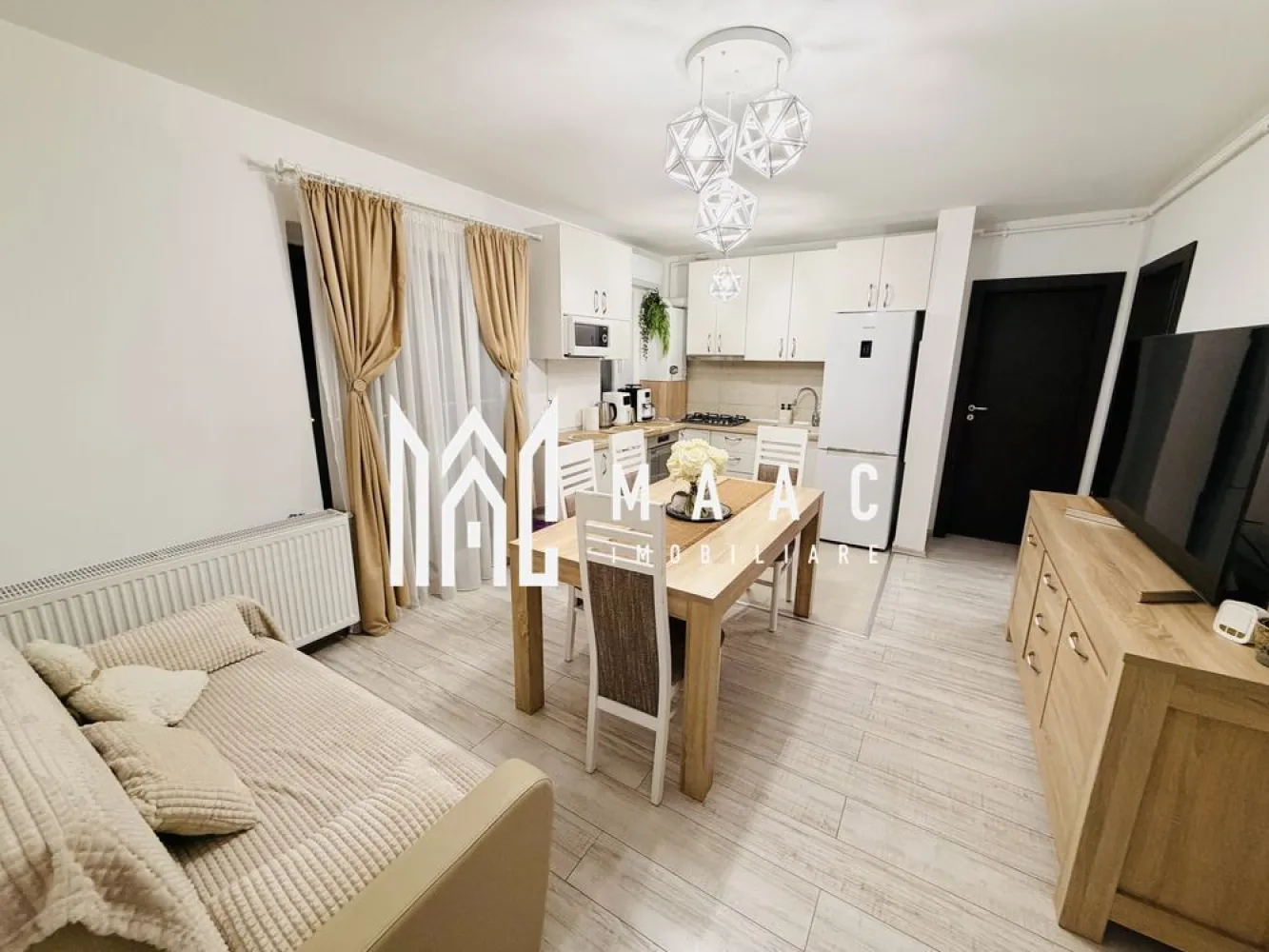 Apartament 3 camere | Balcon | Loc de parcare | Magnolia - Apartament 3 camere Sibiu, decomandat, situat în cartierul Magnolia, situat la etajul 2.

Localizare:
Apartamentul este situat în cartierul Magnolia, într-un bloc nou cu lift, într-o zonă liniștită și bine organizată, cu acces facil către puncte de interes, mijloace de transport, magazine și spații verzi.
Imobilul se află la etajul 2 din 8, oferind o vedere deschisă și orientare sud-vestică, ideală pentru lumină naturală pe tot parcursul zilei.

Caracteristici:
Tip apartament: 3 camere semi-decomandat
Suprafață utilă: 52 mp
Suprafață totală: 61 mp
Etaj: 2 din 8
Bloc dotat cu lift
Balcon: 9 mp, accesibil din living și dintr-un dormitor

Compartimentare:
Hol de intrare
Baie complet echipată, dotată cu cabină de duș, mobilier sanitar și mașină de spălat rufe
Living open space, cu zonă de relaxare și bucătărie deschisă, complet mobilată și utilată, inclusiv cu electrocasnice
Două dormitoare, fiecare mobilat cu pat, șifonier și noptiere
Balcon generos de 9 mp, cu acces din living și dintr-un dormitor

Dotări și finisaje:
Aer condiționat
Centrală termică proprie Ferolli cu calorifere în toate camerele
Finisaje: pardoseli, uși interioare noi, tâmplărie PVC cu geam termopan
Ușă metalică la intrare.

Parcare:
Apartamentul dispune de loc de parcare.

Pentru detalii suplimentare și programarea unei vizionări, contactează echipa MAAC Imobiliare și menționează Cod anunț CP3207673.

Conținut optimizat cu AI, aprobat de agent uman.