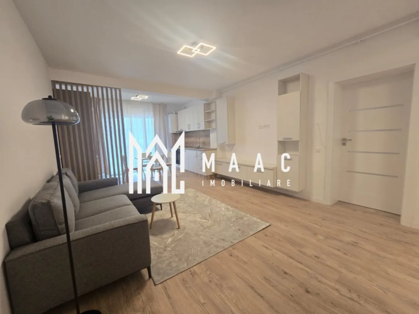 Apartament 2 camere nou | Modern | Balcon | Parcare - MAAC Imobiliare ofera spre inchiriere apartament de 2 camere, nou, complet mobilat si utilat, in zona de vest. mai exact in ansamblul rezidential DaVinci.

*PRIMA INCHIRIERE.

Locuinta are suprafata utila de 52mp si este alcatuita din hol, living open space cu bucatarie cu toate facilitatile, dormitor cu pat matrimonial, baie moderna si terasa de 18mp.

Apartamentul se afla la parterul inalt unui imobil cu regim de inaltime P+1+M, situat la intrarea in Sibiu, in cartierul rezidential DaVinci, care se remarca prin procentul ridicat de spatii verzi, constructii calitative si orientare Sudica la toate locuintele.

Se percepe o chirie in avans si garantie in cuantumul unei chirii lunare. Disponibilitate imediata.

Pentru mai multe detalii, specificati telefonic: CP3208400