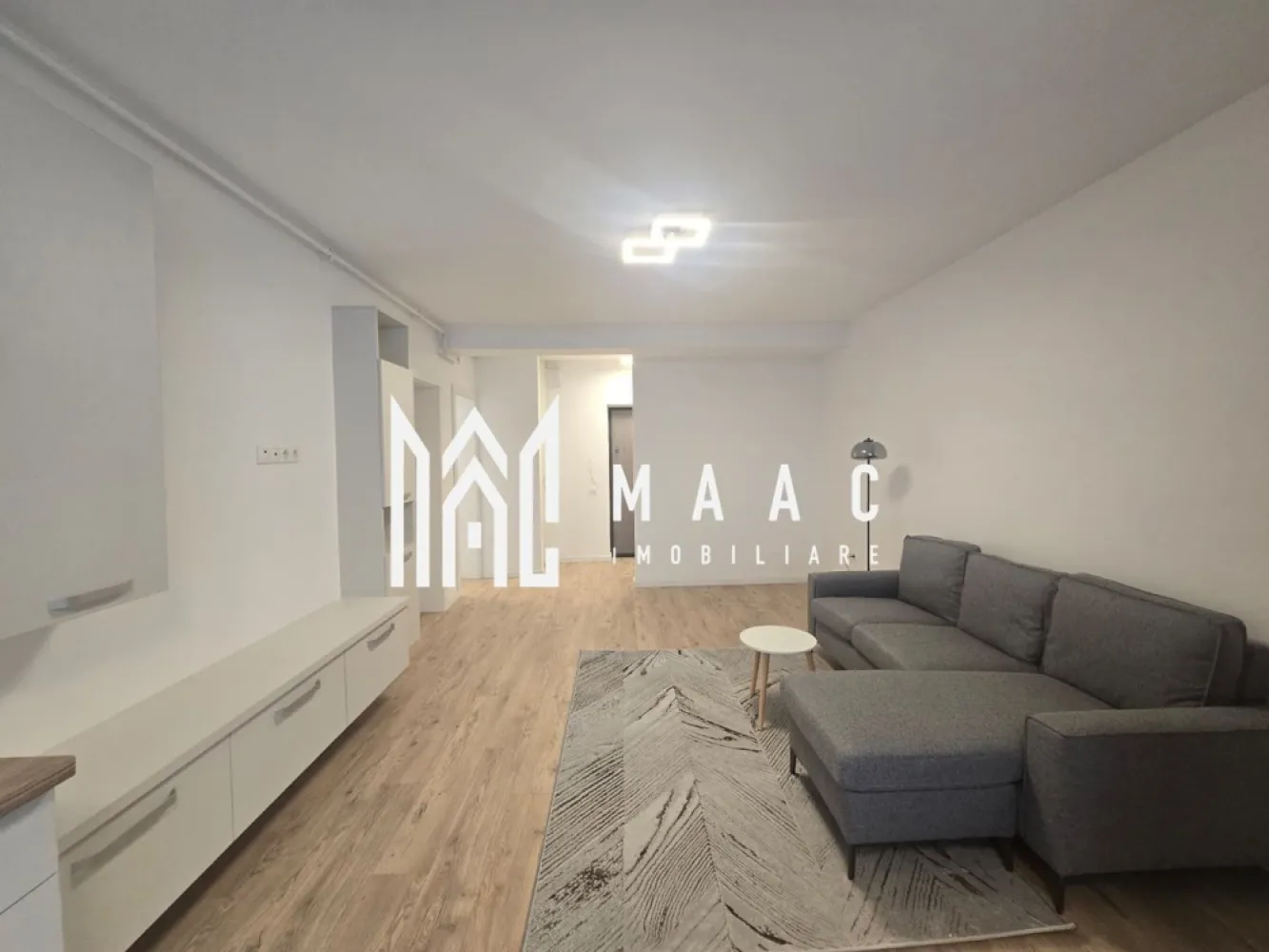 Apartament 2 camere nou | Modern | Balcon | Parcare - MAAC Imobiliare ofera spre inchiriere apartament de 2 camere, nou, complet mobilat si utilat, in zona de vest. mai exact in ansamblul rezidential DaVinci.

*PRIMA INCHIRIERE.

Locuinta are suprafata utila de 52mp si este alcatuita din hol, living open space cu bucatarie cu toate facilitatile, dormitor cu pat matrimonial, baie moderna si terasa de 18mp.

Apartamentul se afla la parterul inalt unui imobil cu regim de inaltime P+1+M, situat la intrarea in Sibiu, in cartierul rezidential DaVinci, care se remarca prin procentul ridicat de spatii verzi, constructii calitative si orientare Sudica la toate locuintele.

Se percepe o chirie in avans si garantie in cuantumul unei chirii lunare. Disponibilitate imediata.

Pentru mai multe detalii, specificati telefonic: CP3208400