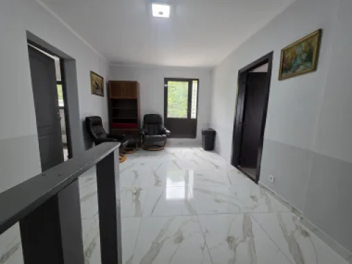 De vanzare hala+teren +2 apartamente la doar 7 km Bistrita