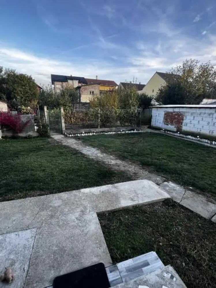 BRASADAS vinde casa in zona 14 Mai. - Agentia Imobiliara BRASADAS vinde casă cu etaj in zona 14 Mai-Solidarității. Casa-140 mp la sol, in total-280 mp, terenul este in 2 topuri 762 mp si 554 mp (se vinde împreună). 
Casa necestită investiții. 
Www.brasadas.com.