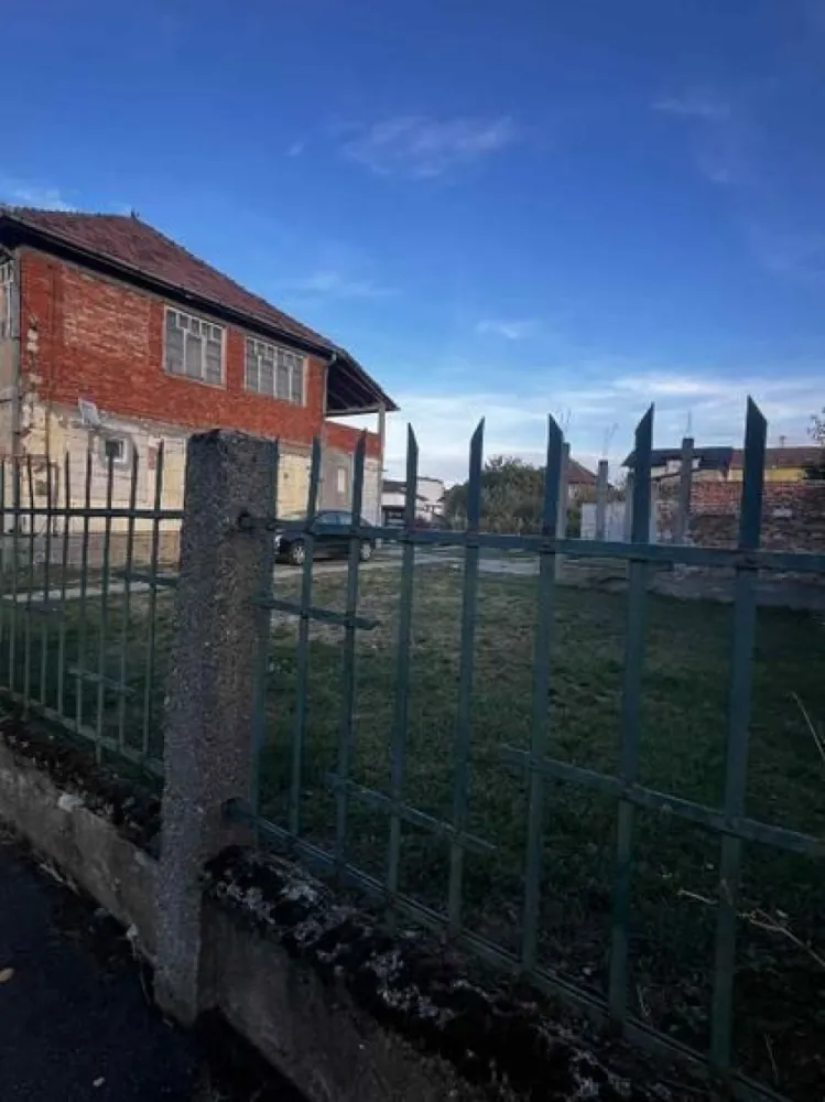 BRASADAS vinde casa in zona 14 Mai. - Agentia Imobiliara BRASADAS vinde casă cu etaj in zona 14 Mai-Solidarității. Casa-140 mp la sol, in total-280 mp, terenul este in 2 topuri 762 mp si 554 mp (se vinde împreună). 
Casa necestită investiții. 
Www.brasadas.com.