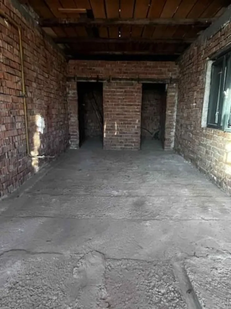 BRASADAS vinde casa in zona 14 Mai. - Agentia Imobiliara BRASADAS vinde casă cu etaj in zona 14 Mai-Solidarității. Casa-140 mp la sol, in total-280 mp, terenul este in 2 topuri 762 mp si 554 mp (se vinde împreună). 
Casa necestită investiții. 
Www.brasadas.com.