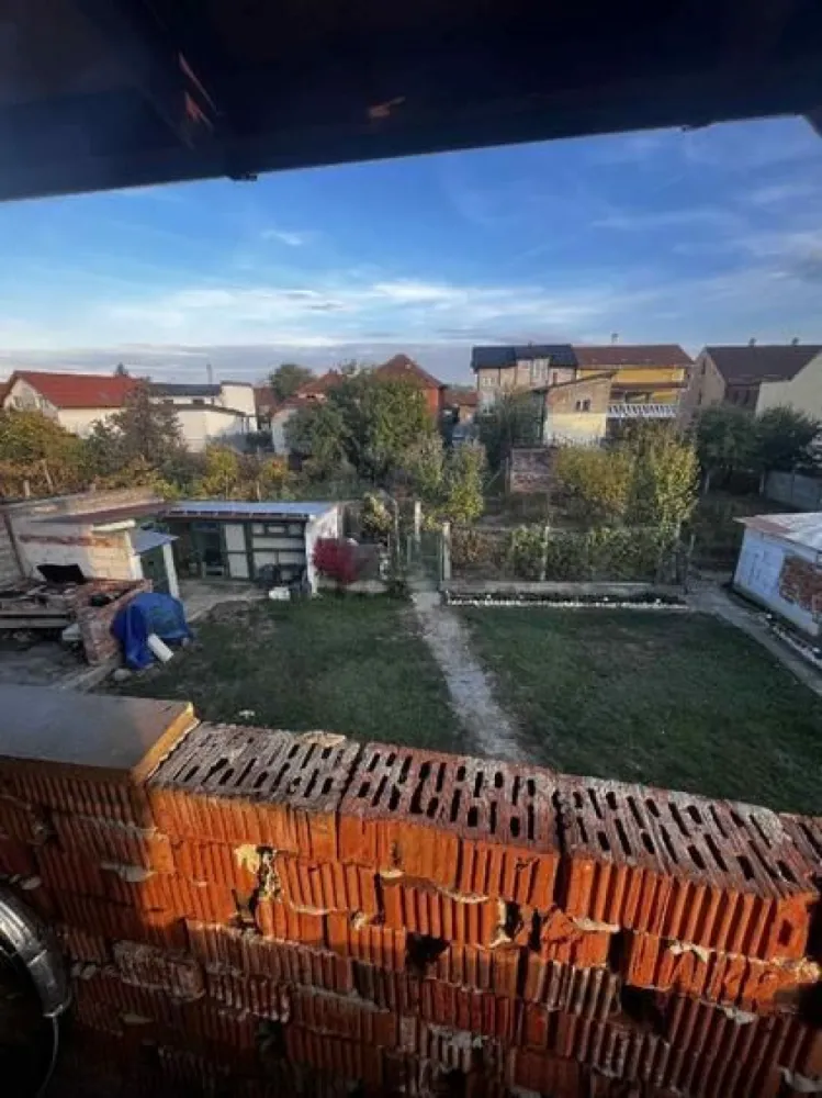 BRASADAS vinde casa in zona 14 Mai. - Agentia Imobiliara BRASADAS vinde casă cu etaj in zona 14 Mai-Solidarității. Casa-140 mp la sol, in total-280 mp, terenul este in 2 topuri 762 mp si 554 mp (se vinde împreună). 
Casa necestită investiții. 
Www.brasadas.com.